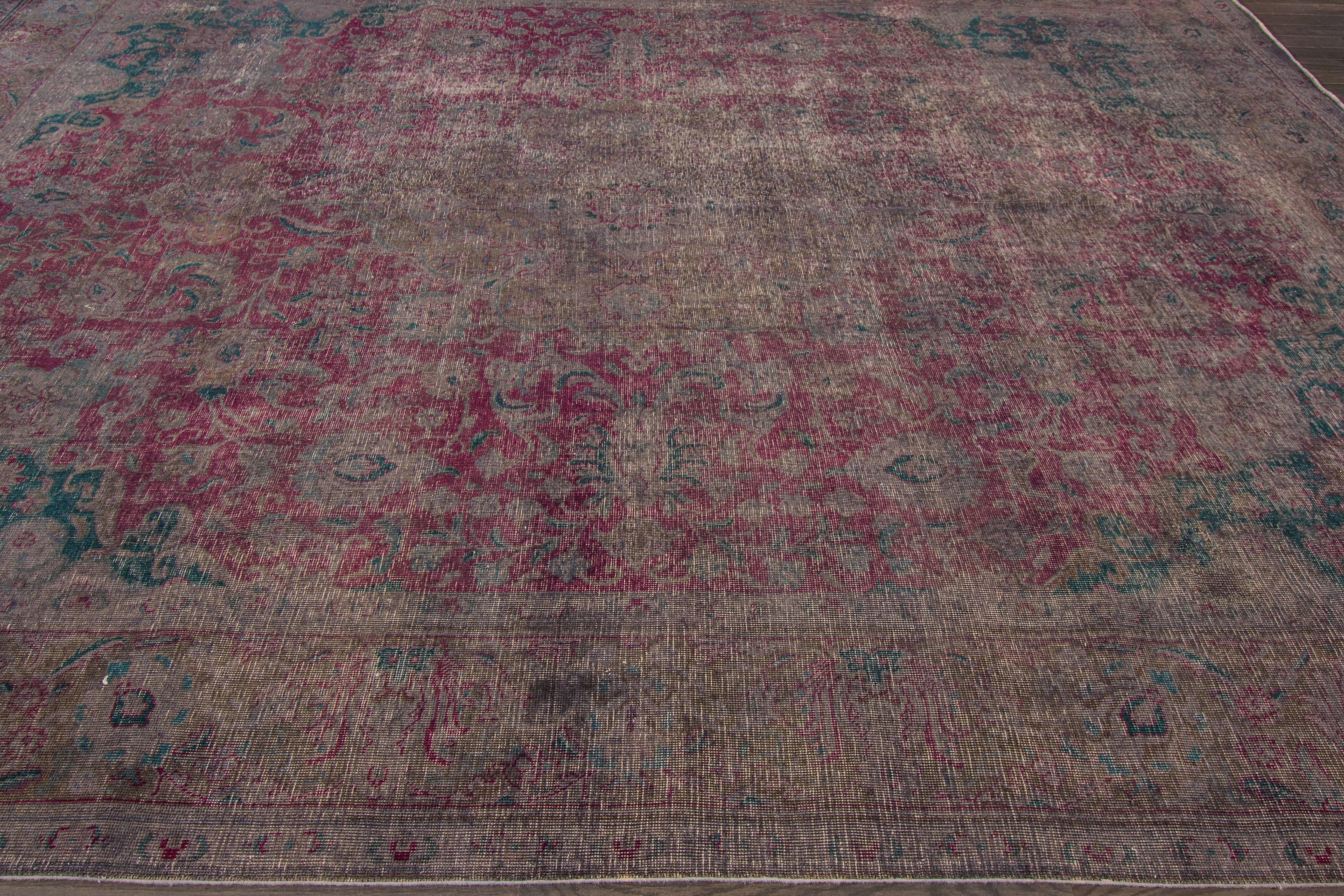 Zeitgenössischer rosa, grauer überzogener pakistanischer Teppich aus dem 21. Jahrhundert (21. Jahrhundert und zeitgenössisch) im Angebot