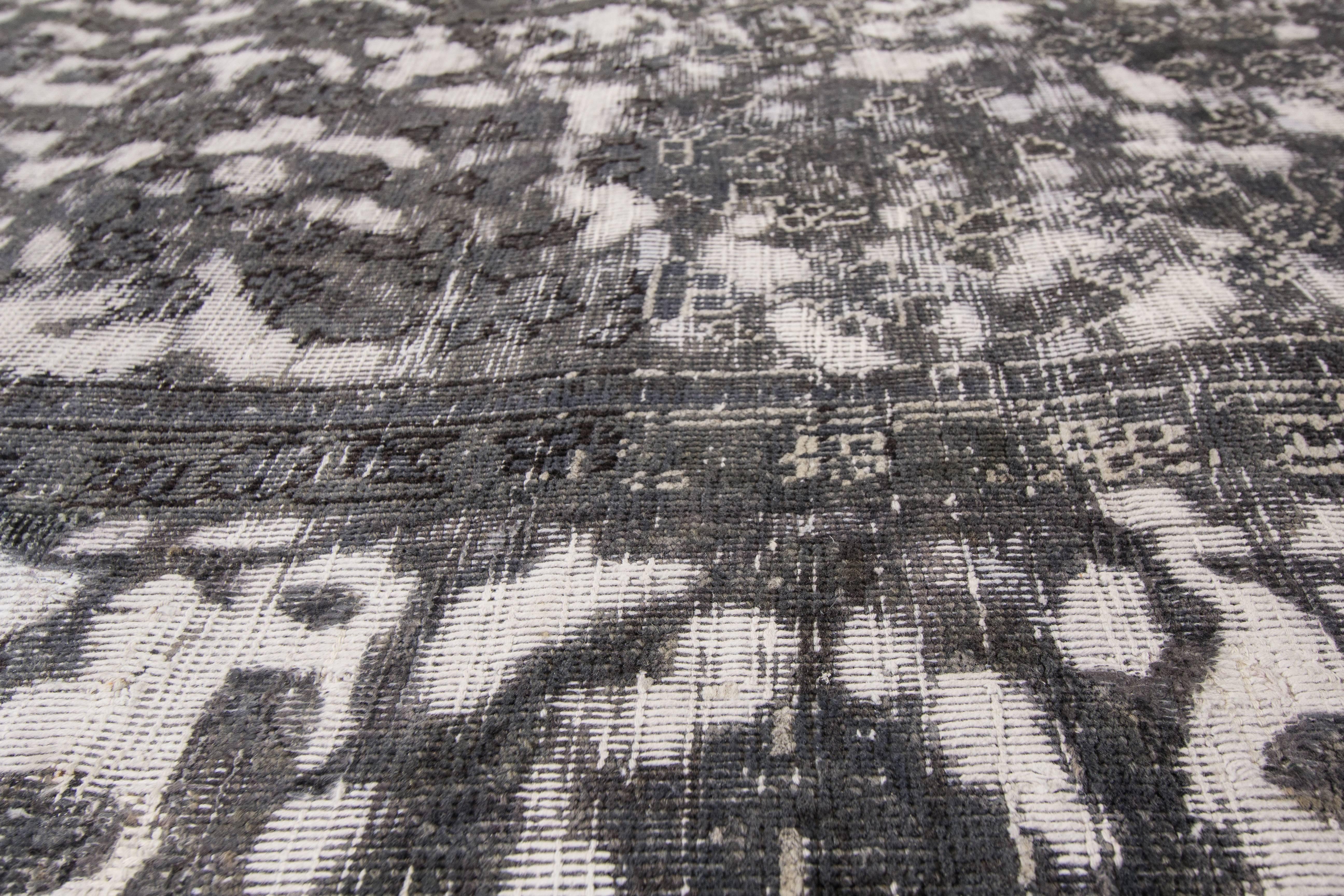 XXIe siècle et contemporain Tapis pakistanais contemporain du 21e siècle gris et ivoire teinté en vente