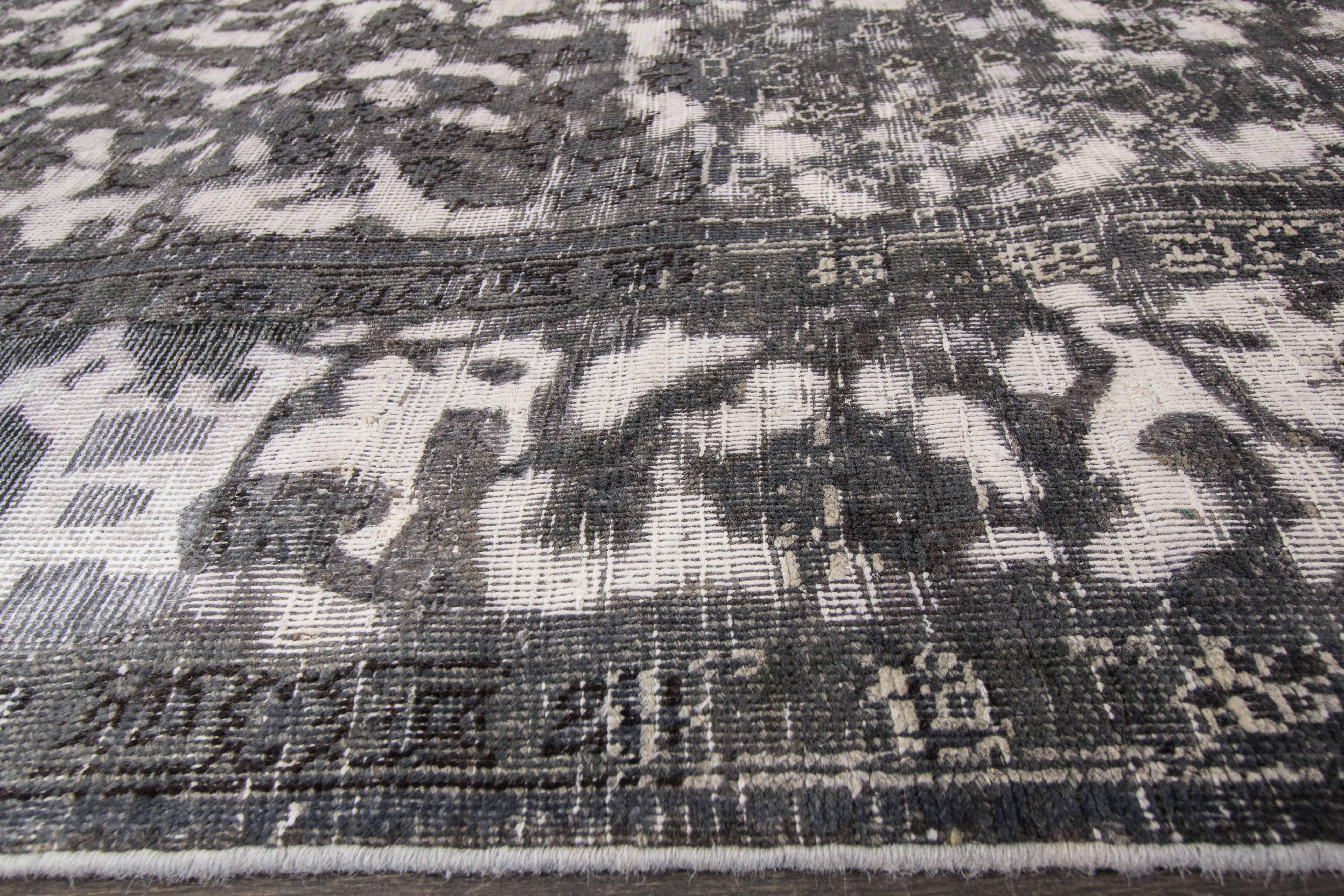 Laine Tapis pakistanais contemporain du 21e siècle gris et ivoire teinté en vente