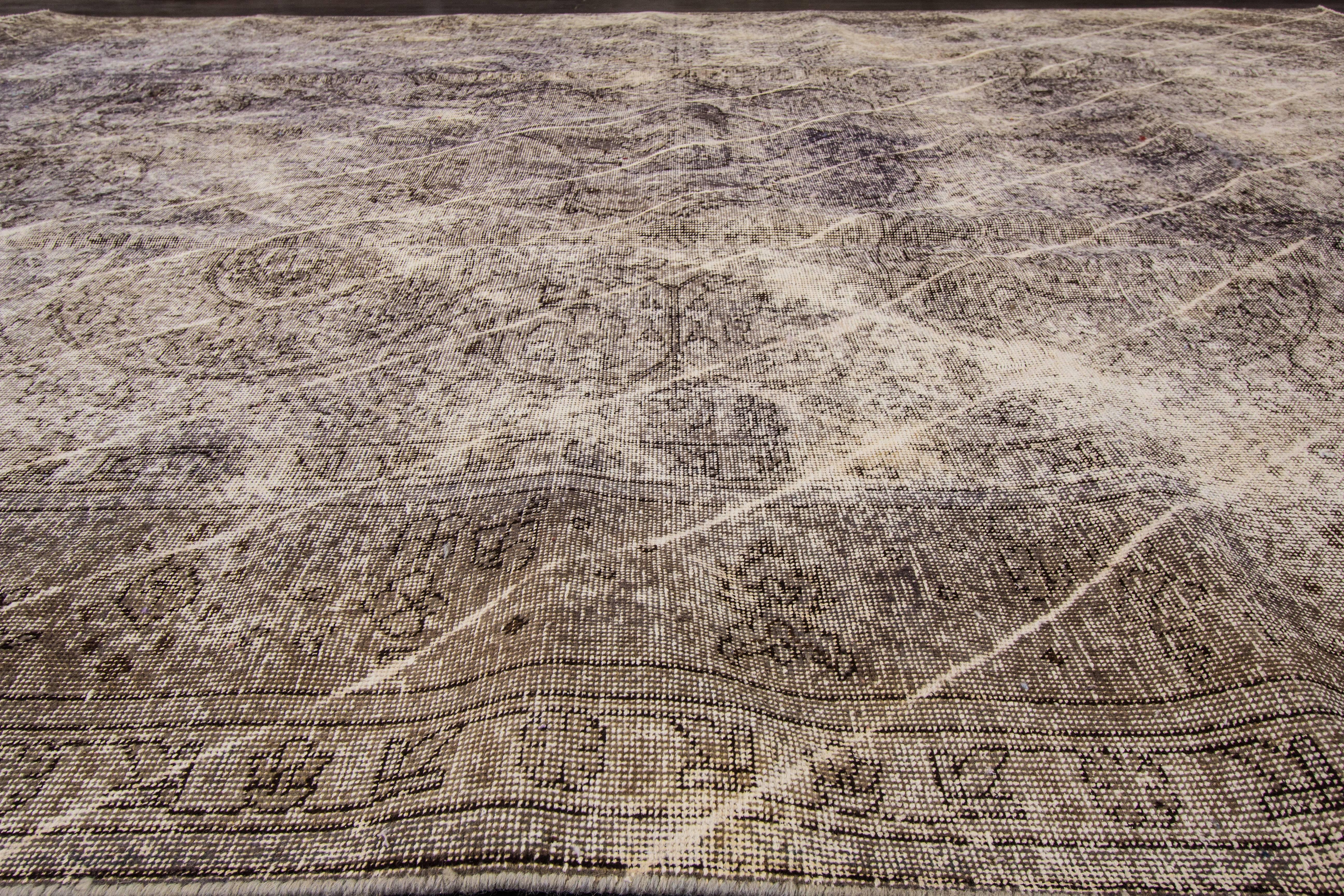 Alfombra anudada a mano con diseño floral sobre fondo beige. 

Esta alfombra tiene magníficos detalles y sería perfecta para cualquier habitación. Medidas: 9'8