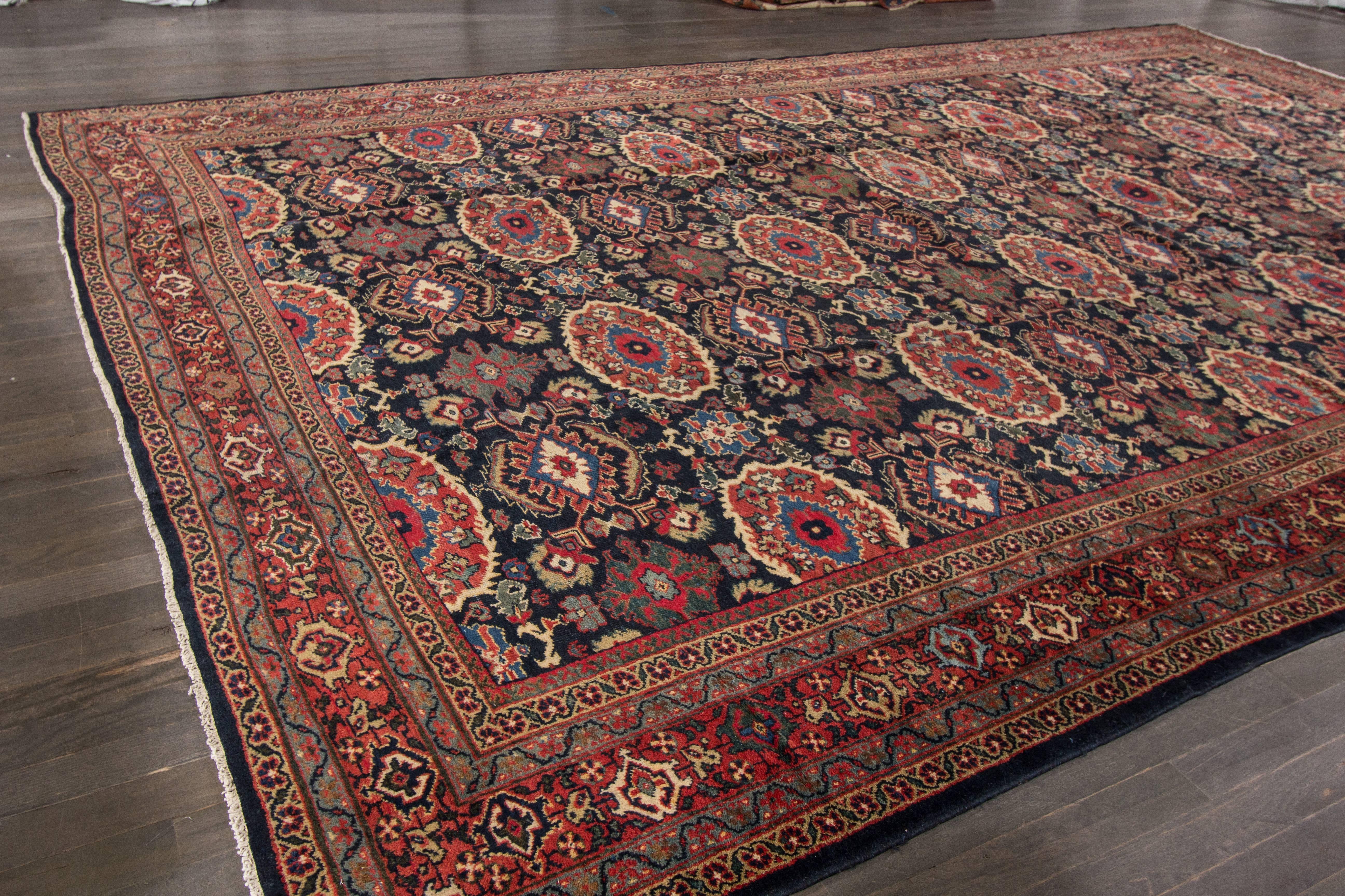 Antique Sultanabad Rug In Good Condition In Norwalk, CT