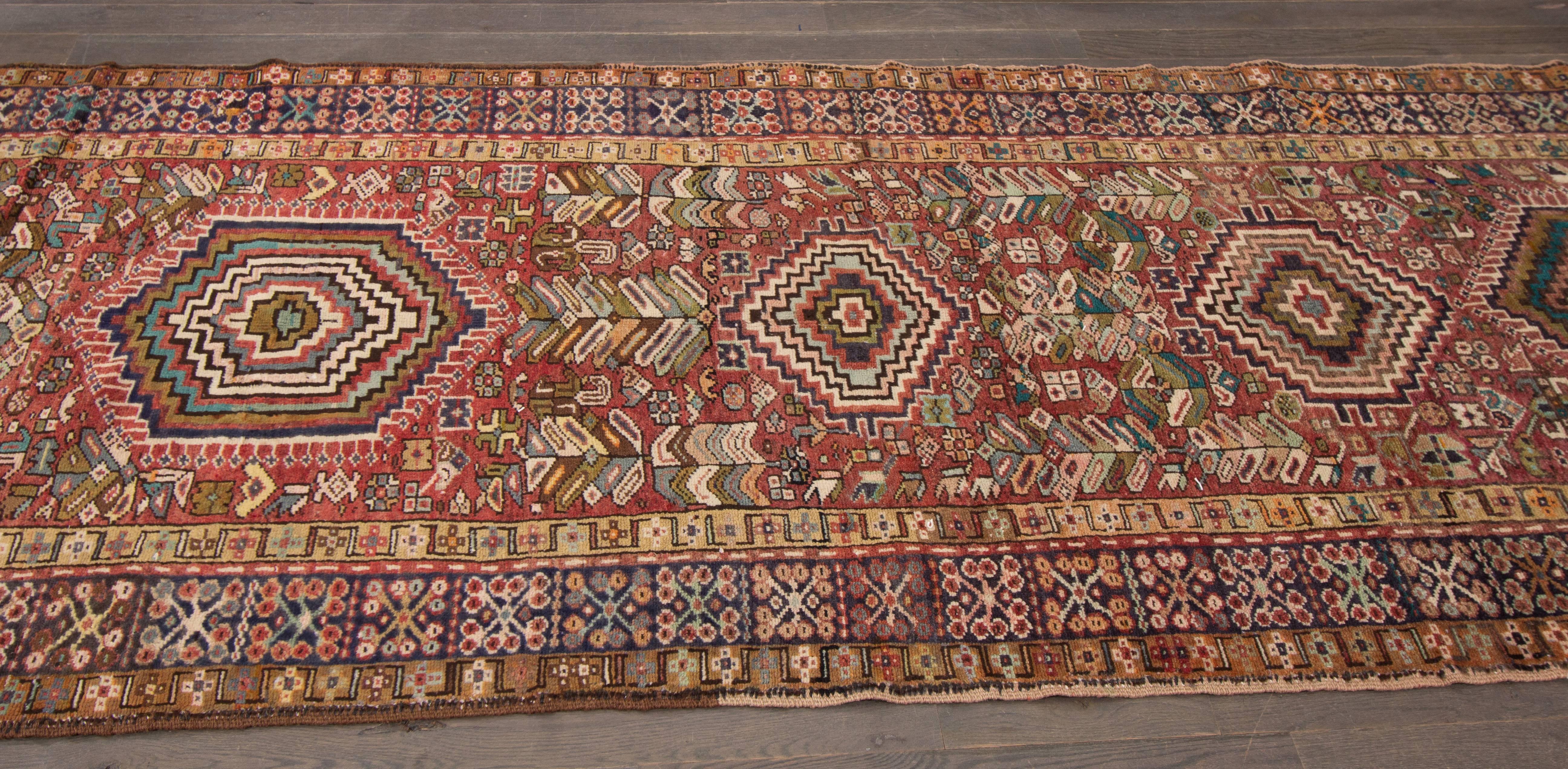 Vintage Persian Heriz In Excellent Condition For Sale In Norwalk, CT