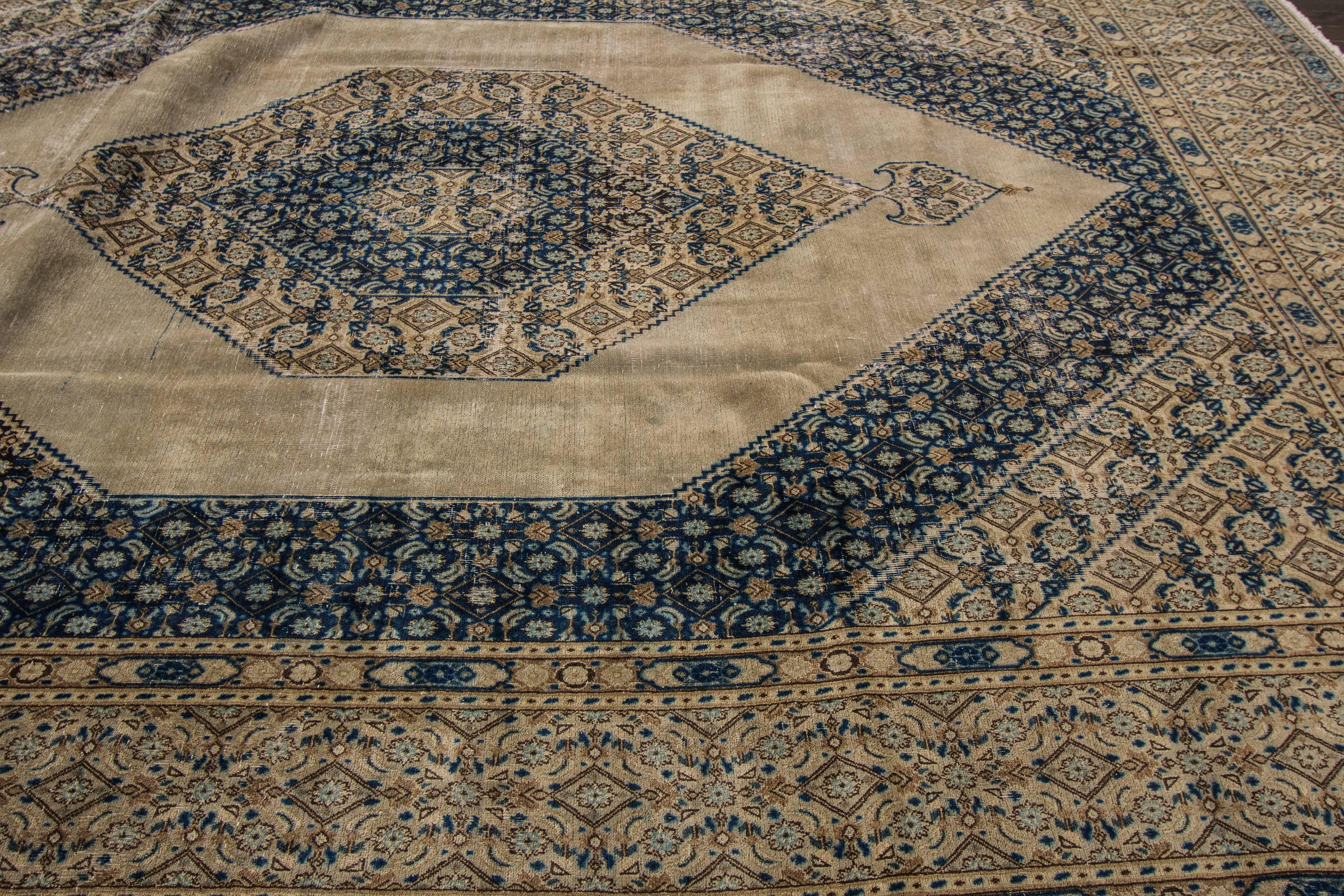 Großartig aussehender persischer Täbris-Teppich (Mitte des 20. Jahrhunderts) im Angebot