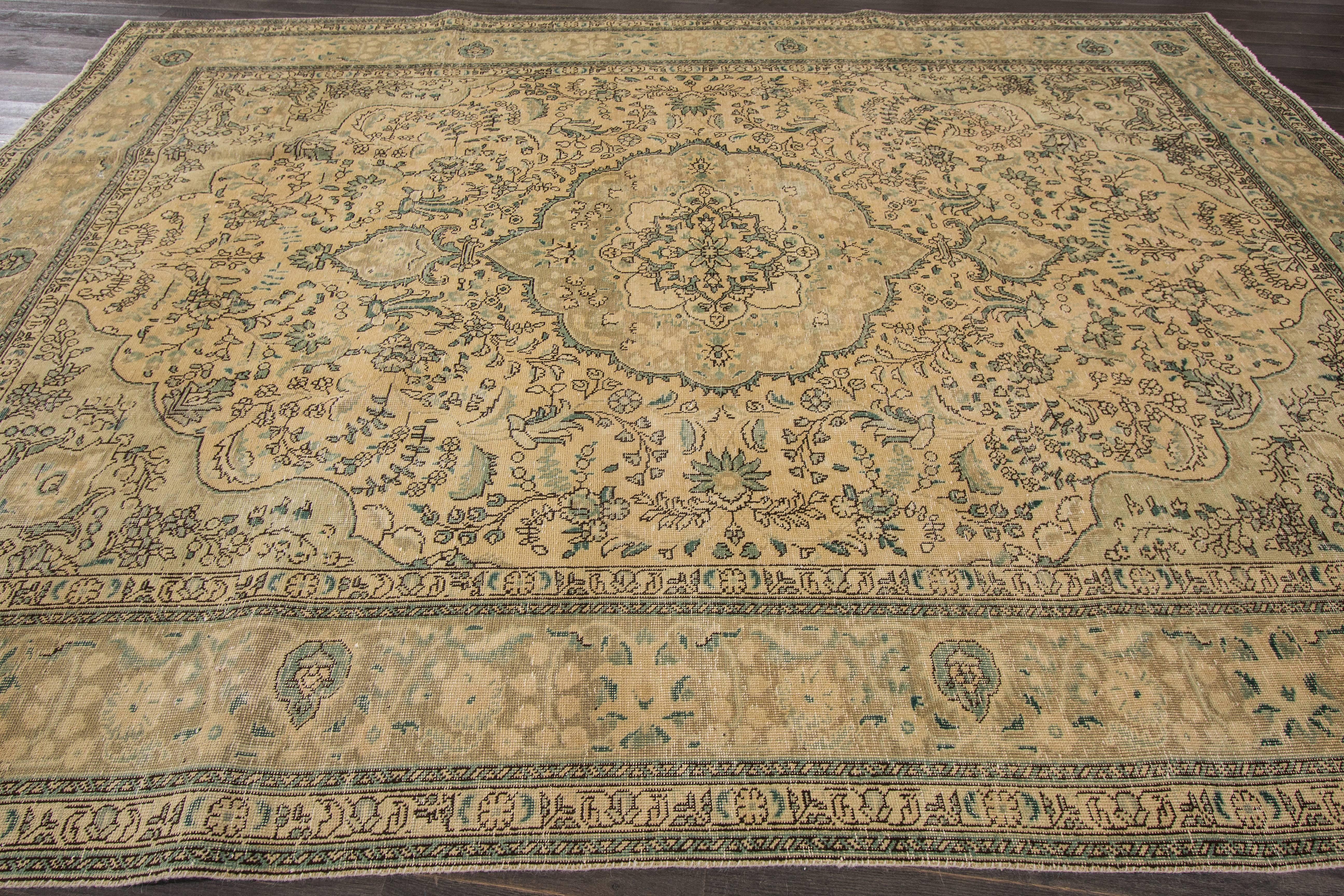 Wunderschöner persischer Täbriz-Teppich im Vintage-Stil (Mitte des 20. Jahrhunderts) im Angebot