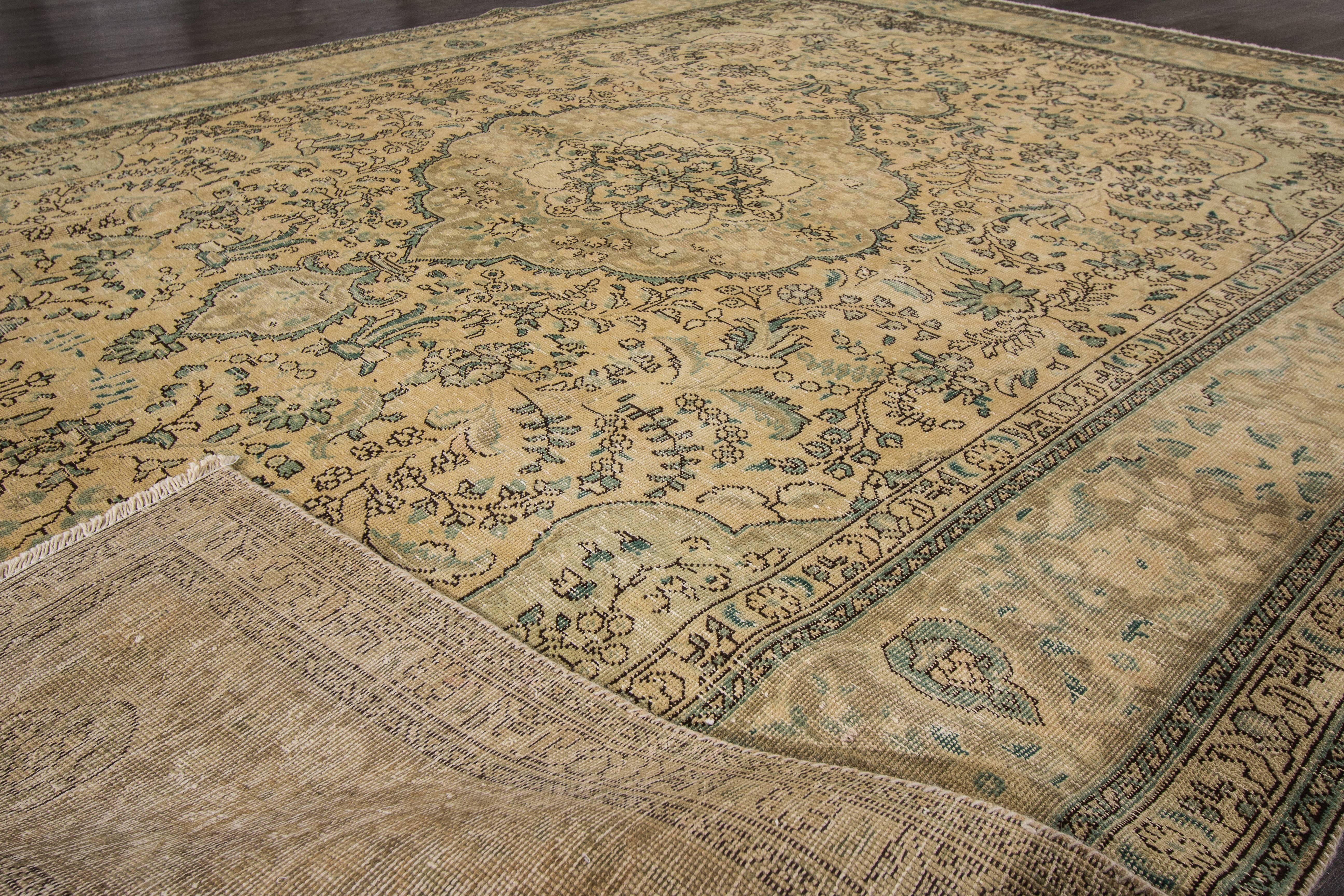 Wunderschöner persischer Täbriz-Teppich im Vintage-Stil (Handgeknüpft) im Angebot