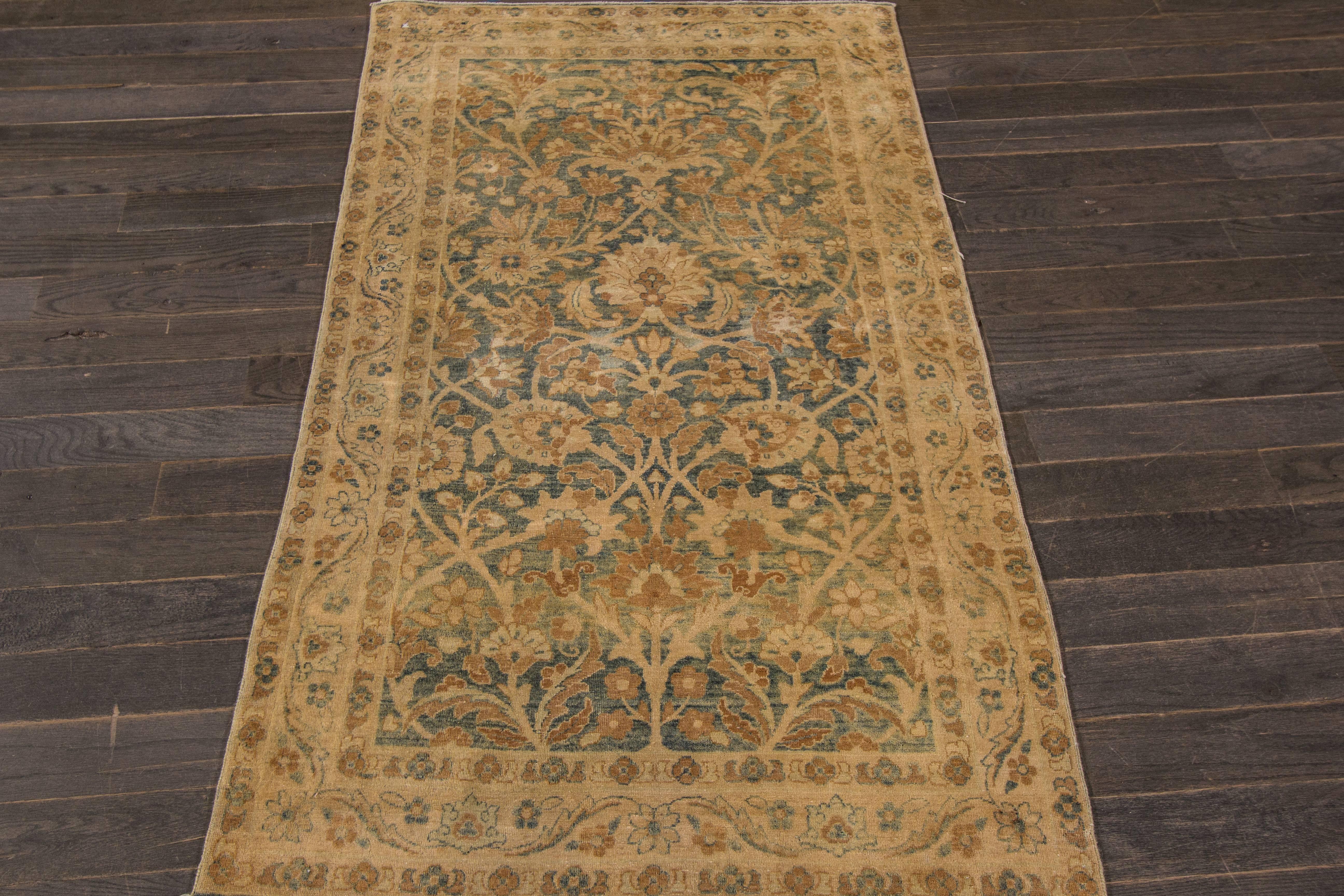 Kontrastreicher antiker Kerman-Teppich (Persisch) im Angebot
