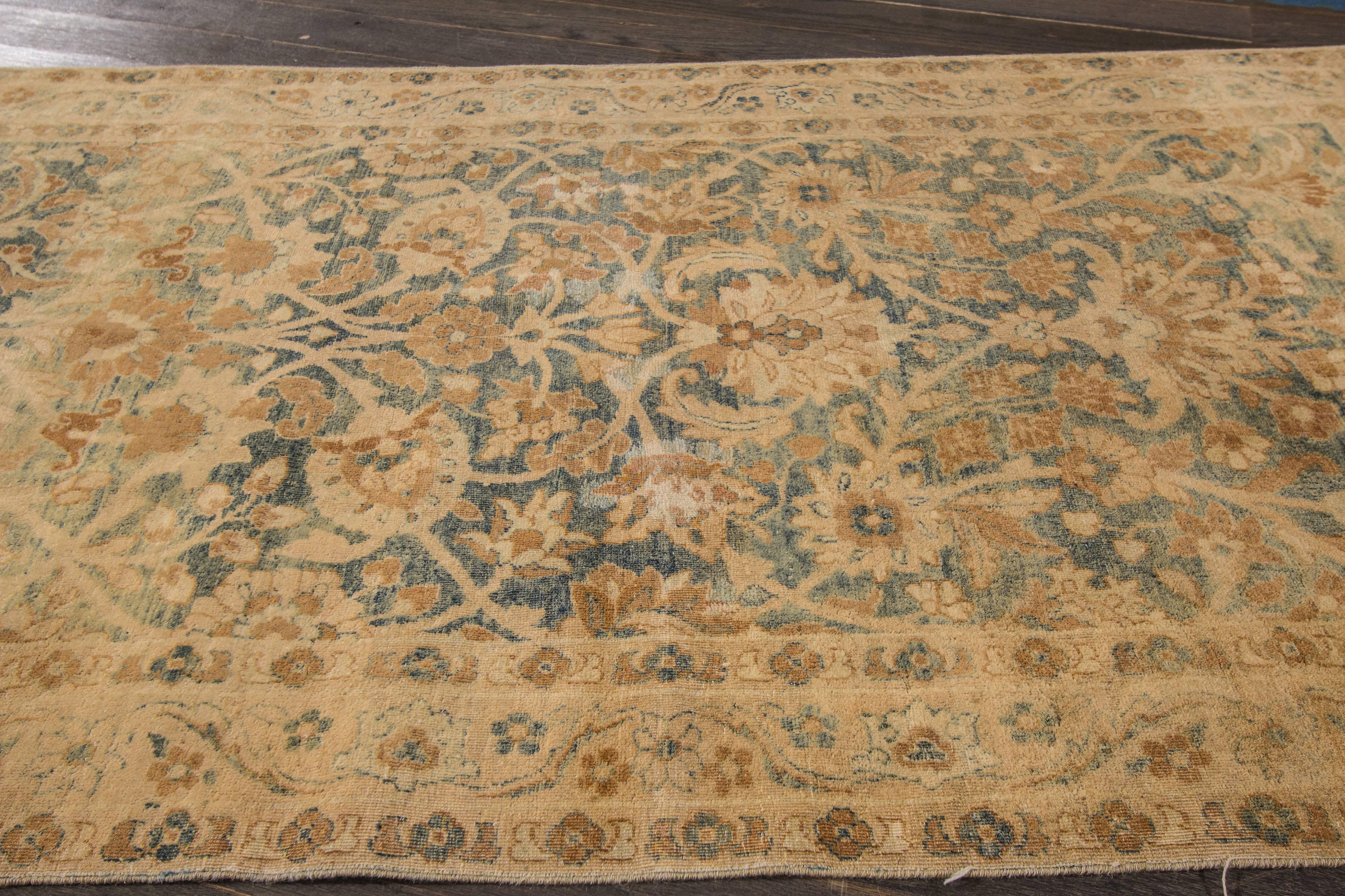 Kontrastreicher antiker Kerman-Teppich (Handgeknüpft) im Angebot