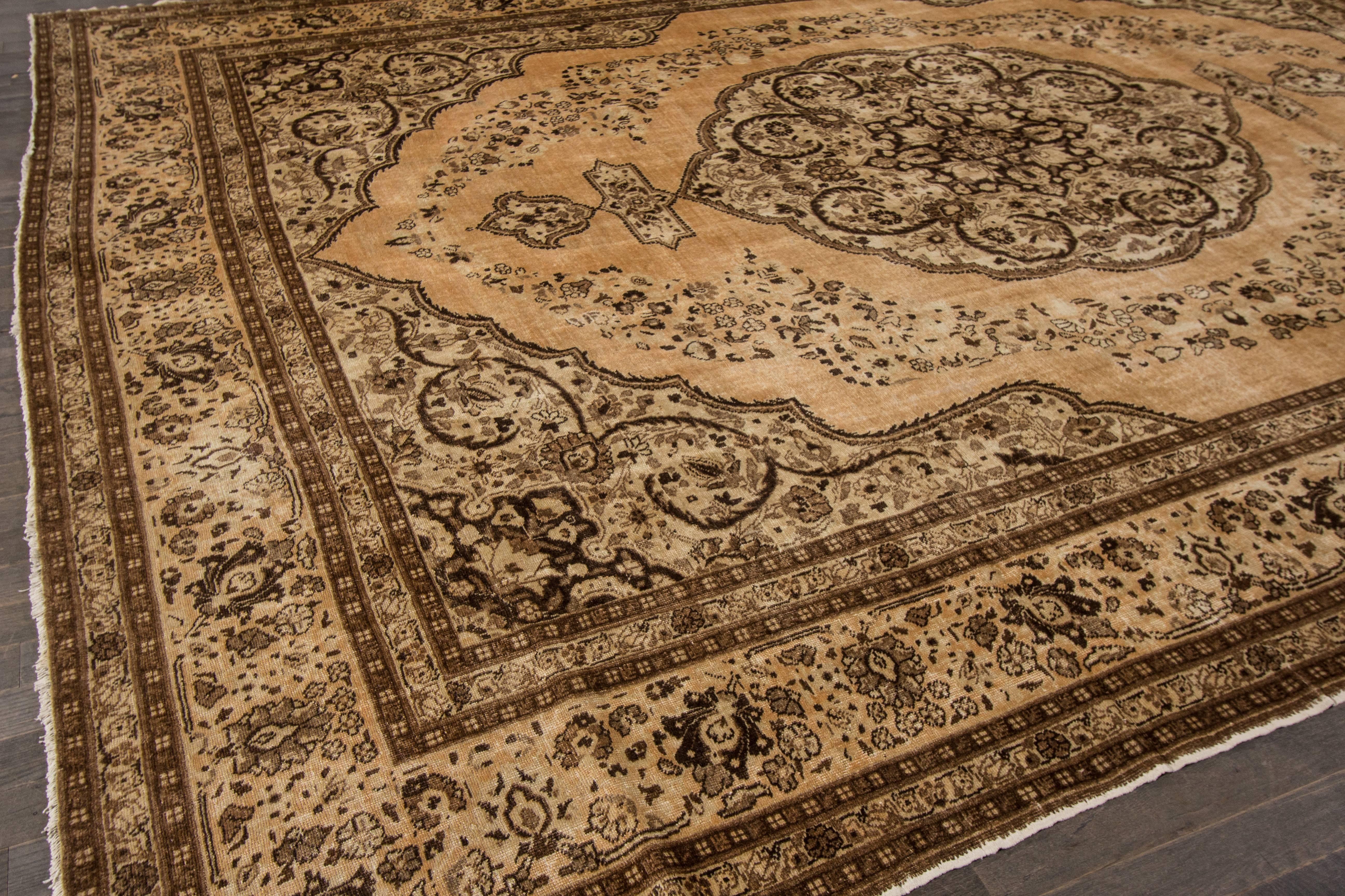 Antiker persischer Täbriz-Teppich mit Blickfang (Persisch) im Angebot