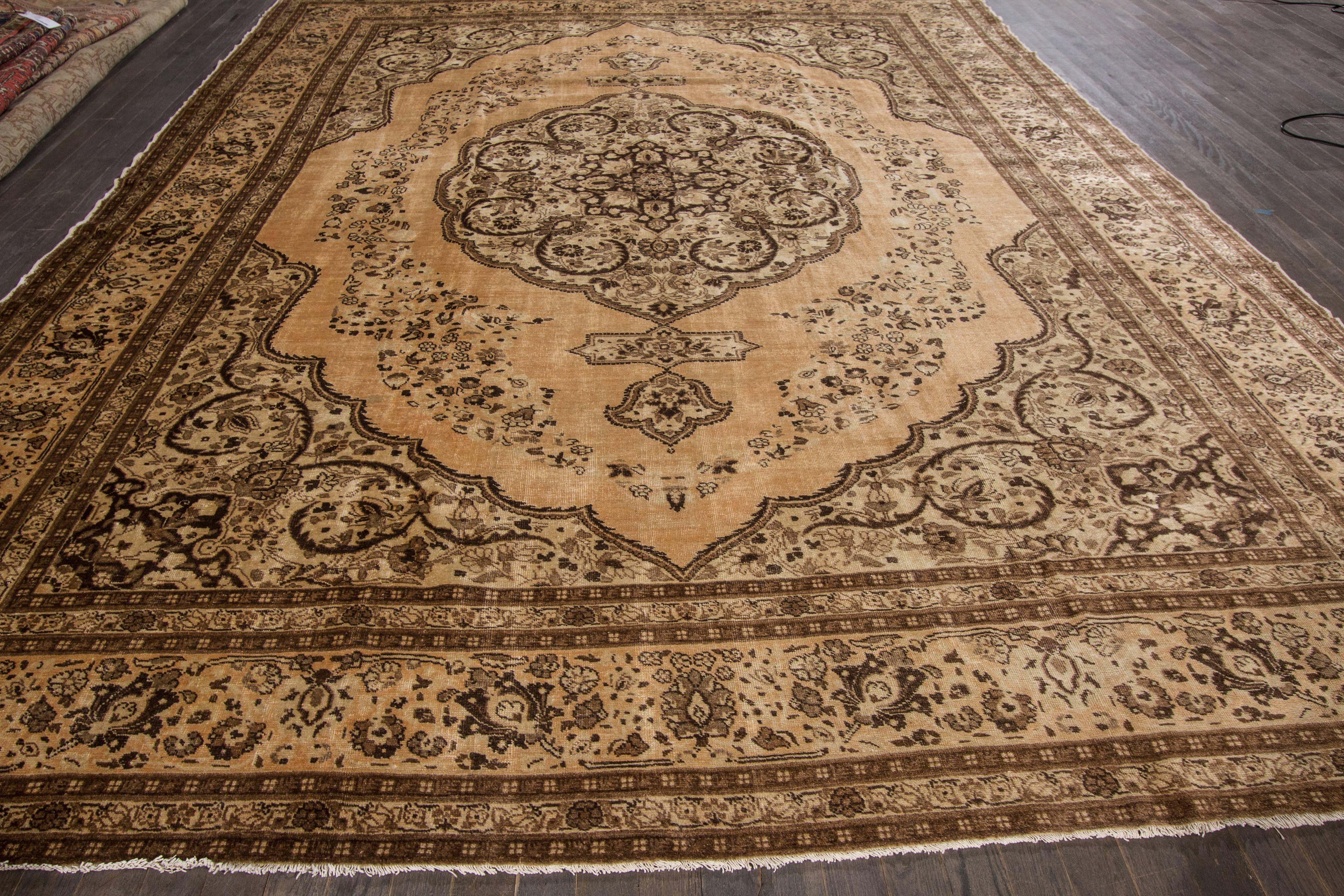 Antiker persischer Täbriz-Teppich mit Blickfang (Tabriz) im Angebot