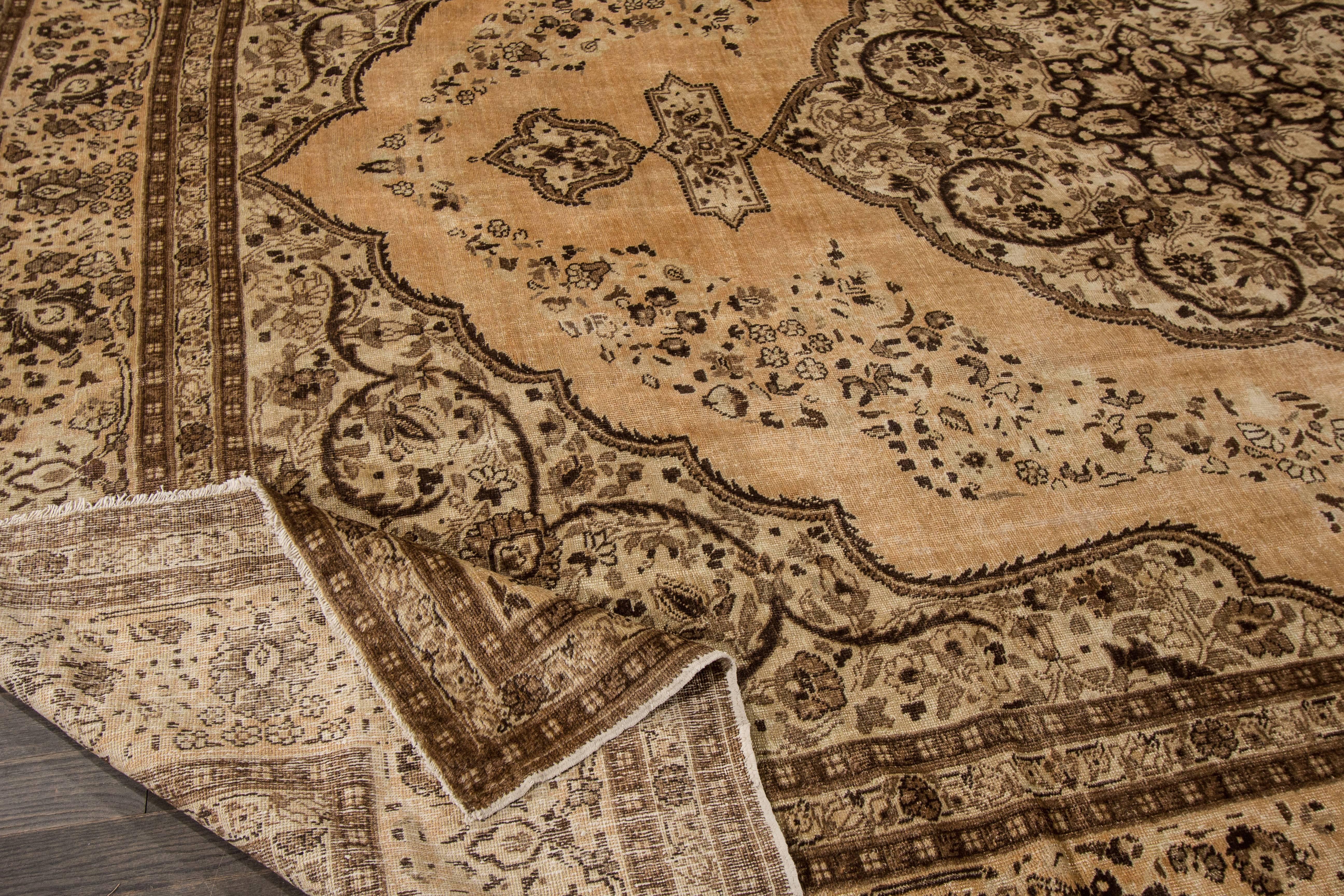 Antiker persischer Täbriz-Teppich mit Blickfang (Frühes 20. Jahrhundert) im Angebot
