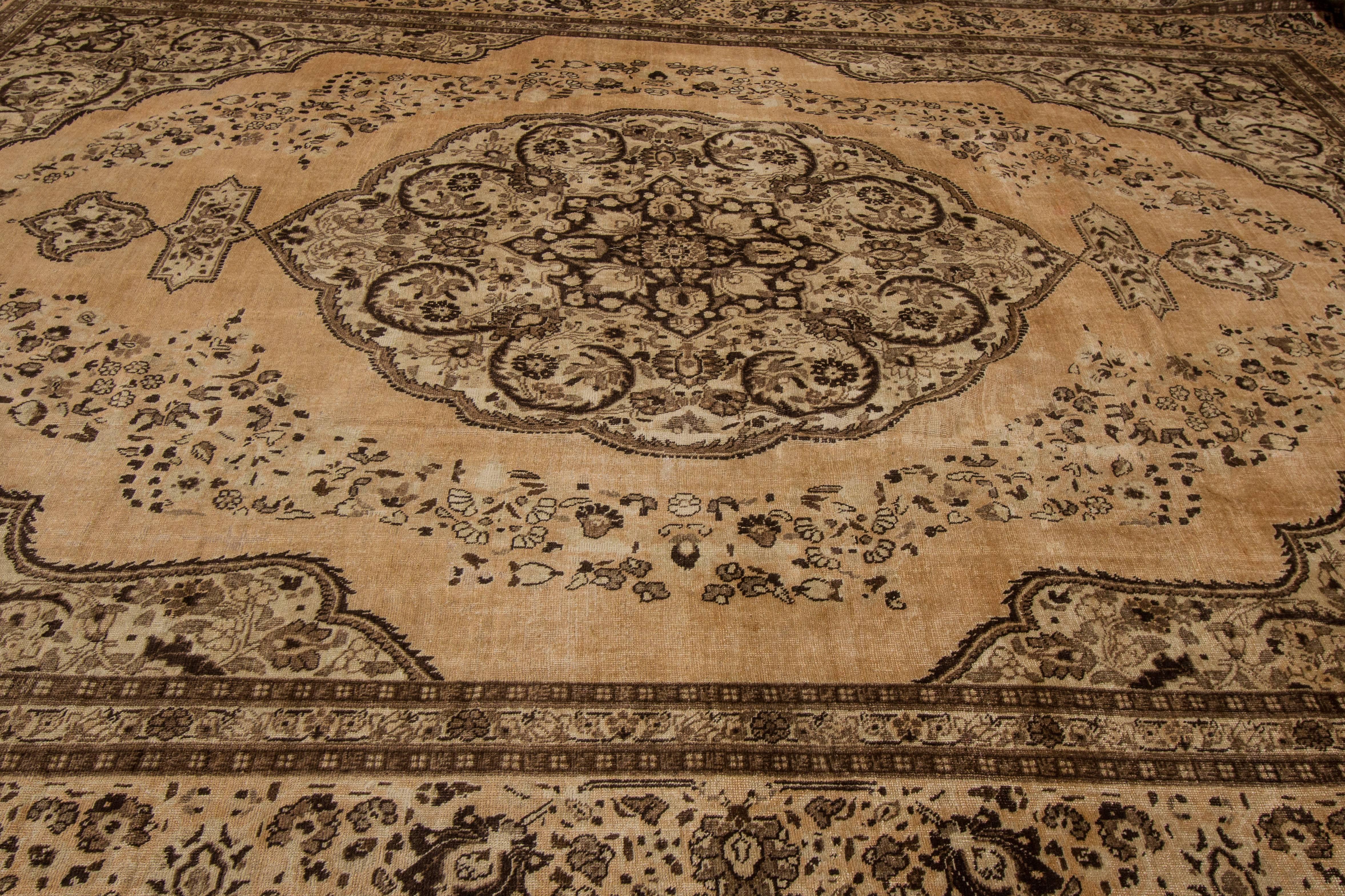 Antiker persischer Täbriz-Teppich mit Blickfang (Handgeknüpft) im Angebot
