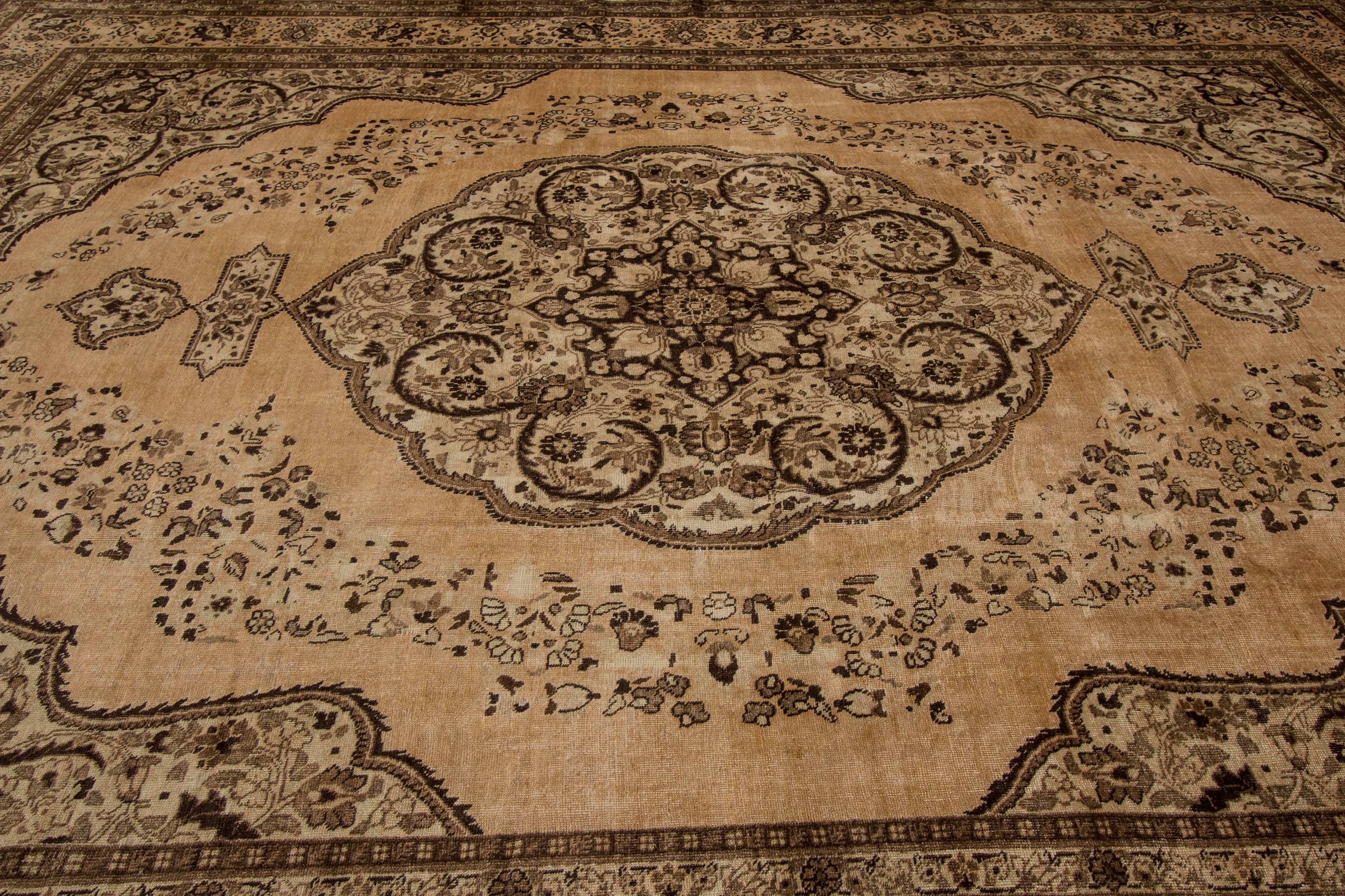 Antiker persischer Täbriz-Teppich mit Blickfang im Zustand „Gut“ im Angebot in Norwalk, CT