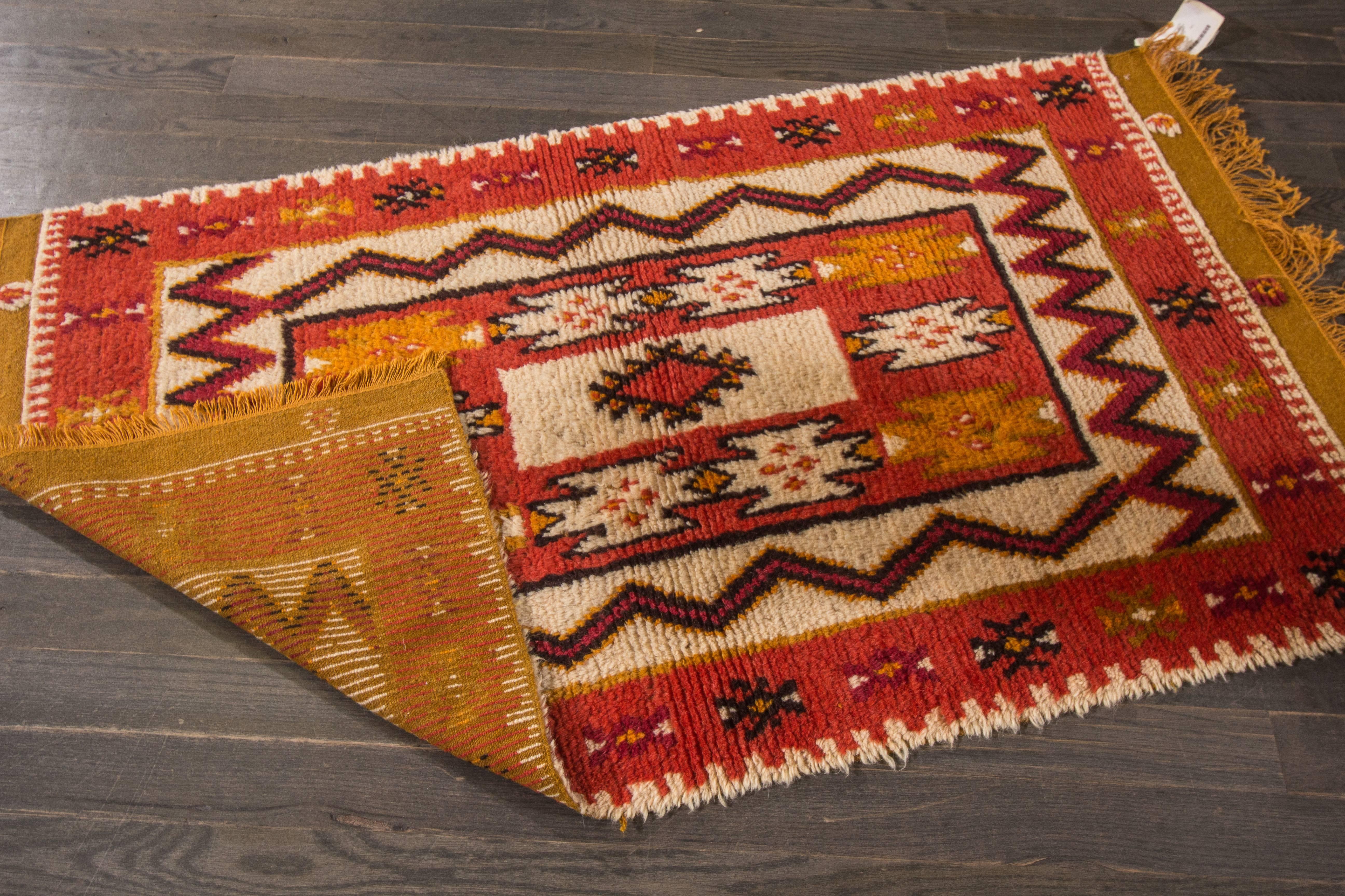 Measures: 3'.1 x 5'
This beautiful hand-knotted design rug will make your floor look splendid. This collection is made in wool.