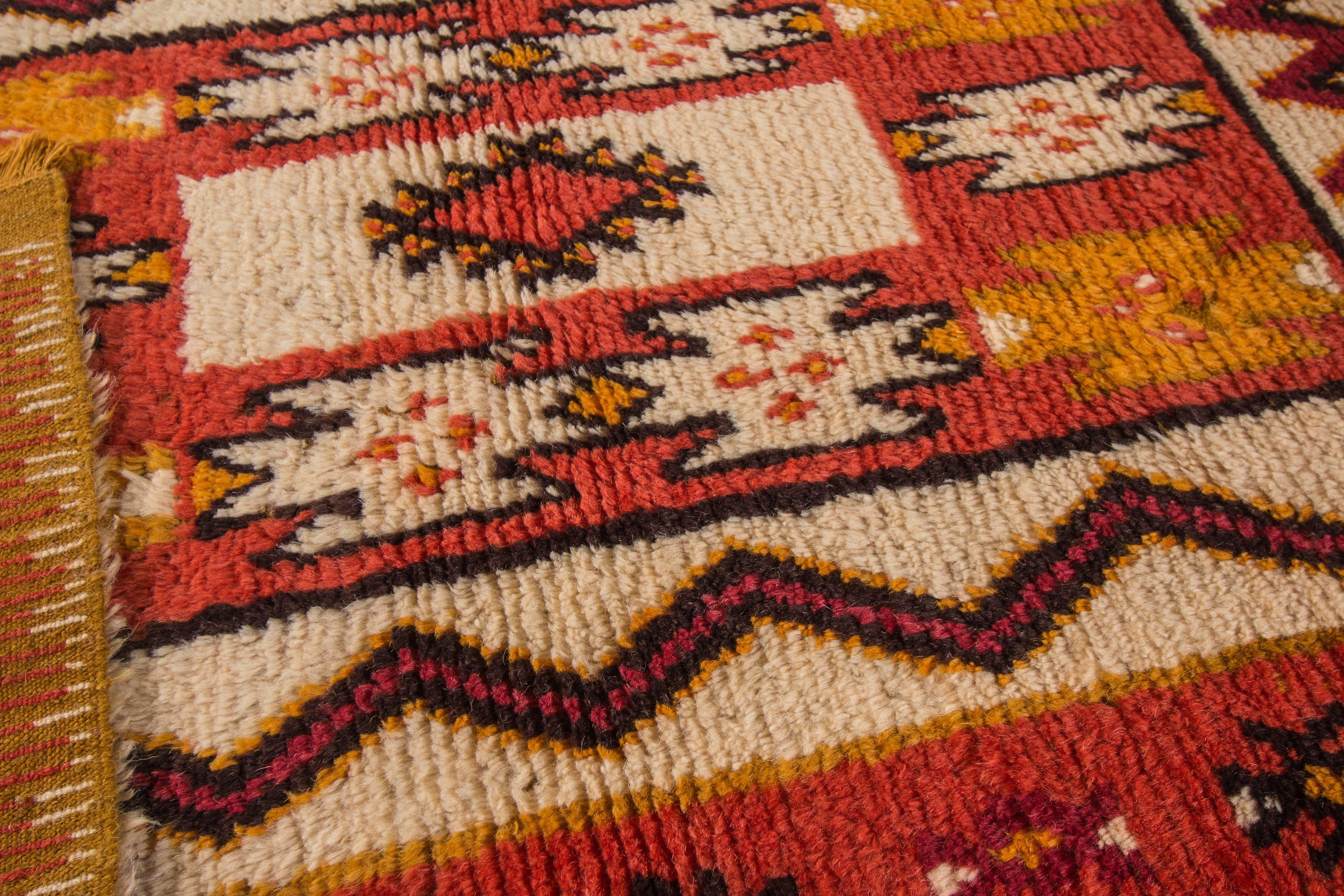 Simply Beautiful Vintage Moroccan Rug In Excellent Condition In Norwalk, CT