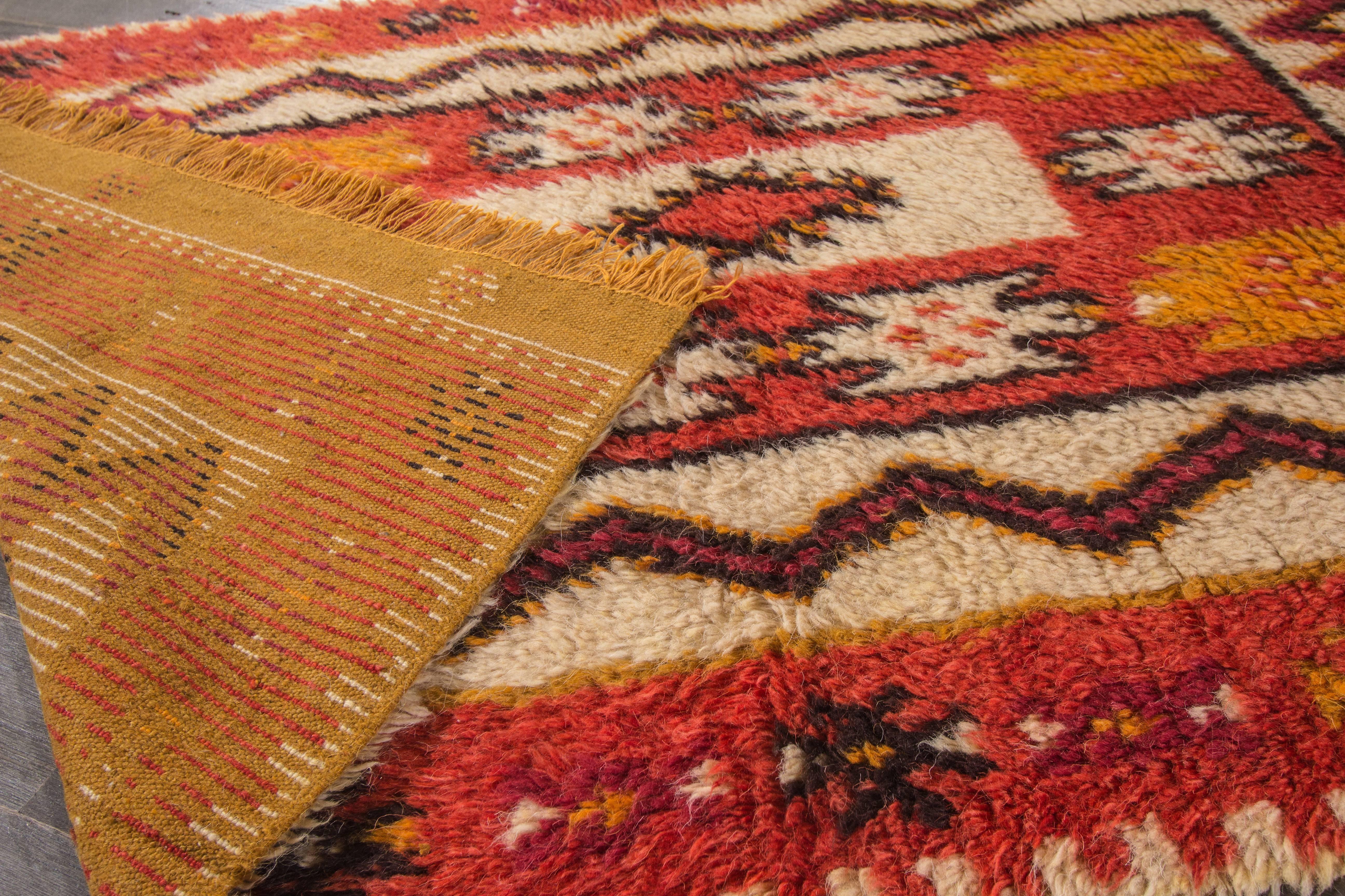 Simply Beautiful Vintage Moroccan Rug In Excellent Condition In Norwalk, CT
