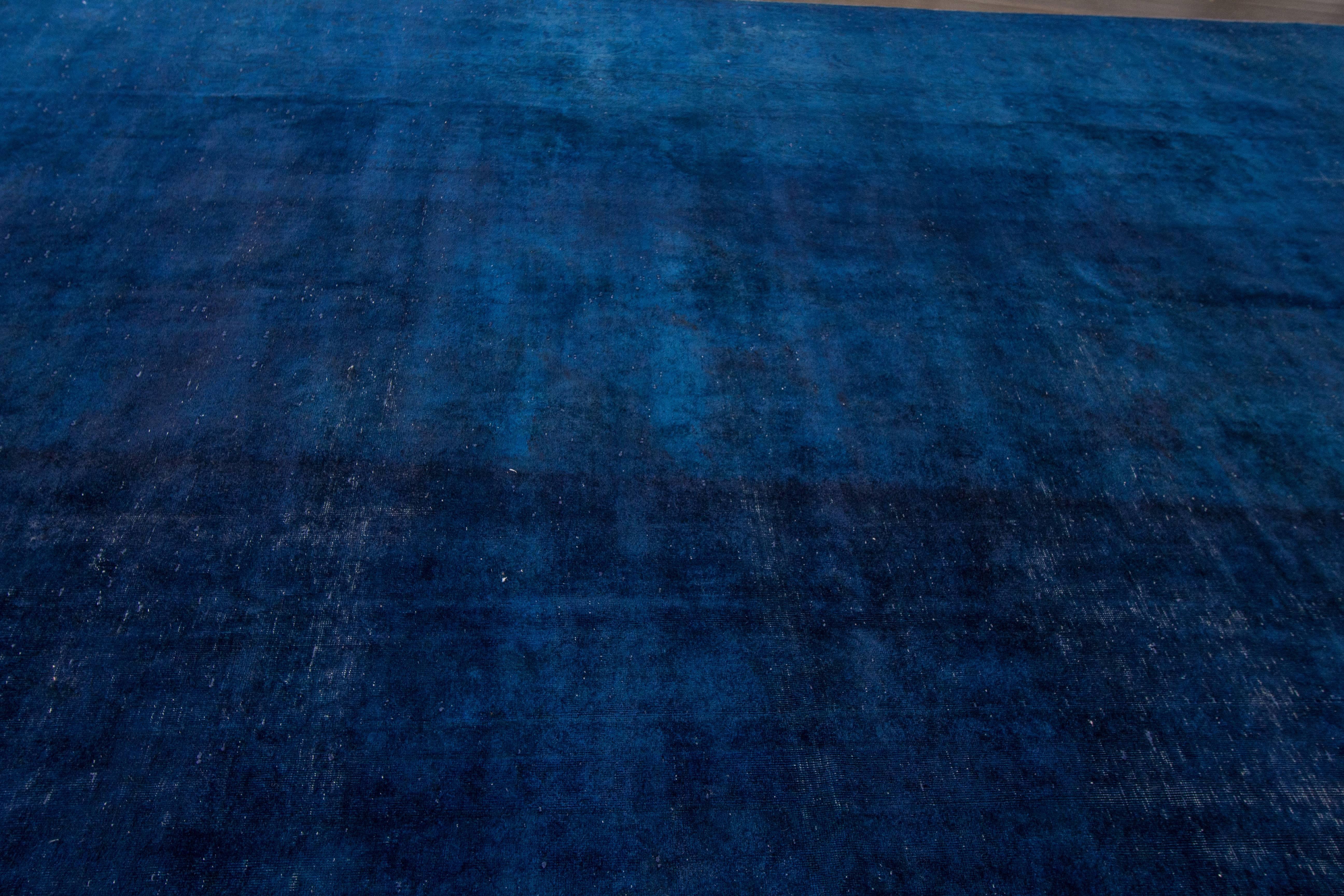 Dieser schöne, handgeknüpfte Designteppich wird Ihren Boden prächtig aussehen lassen. Diese Kollektion ist aus Wolle gefertigt. Maße: 9'10