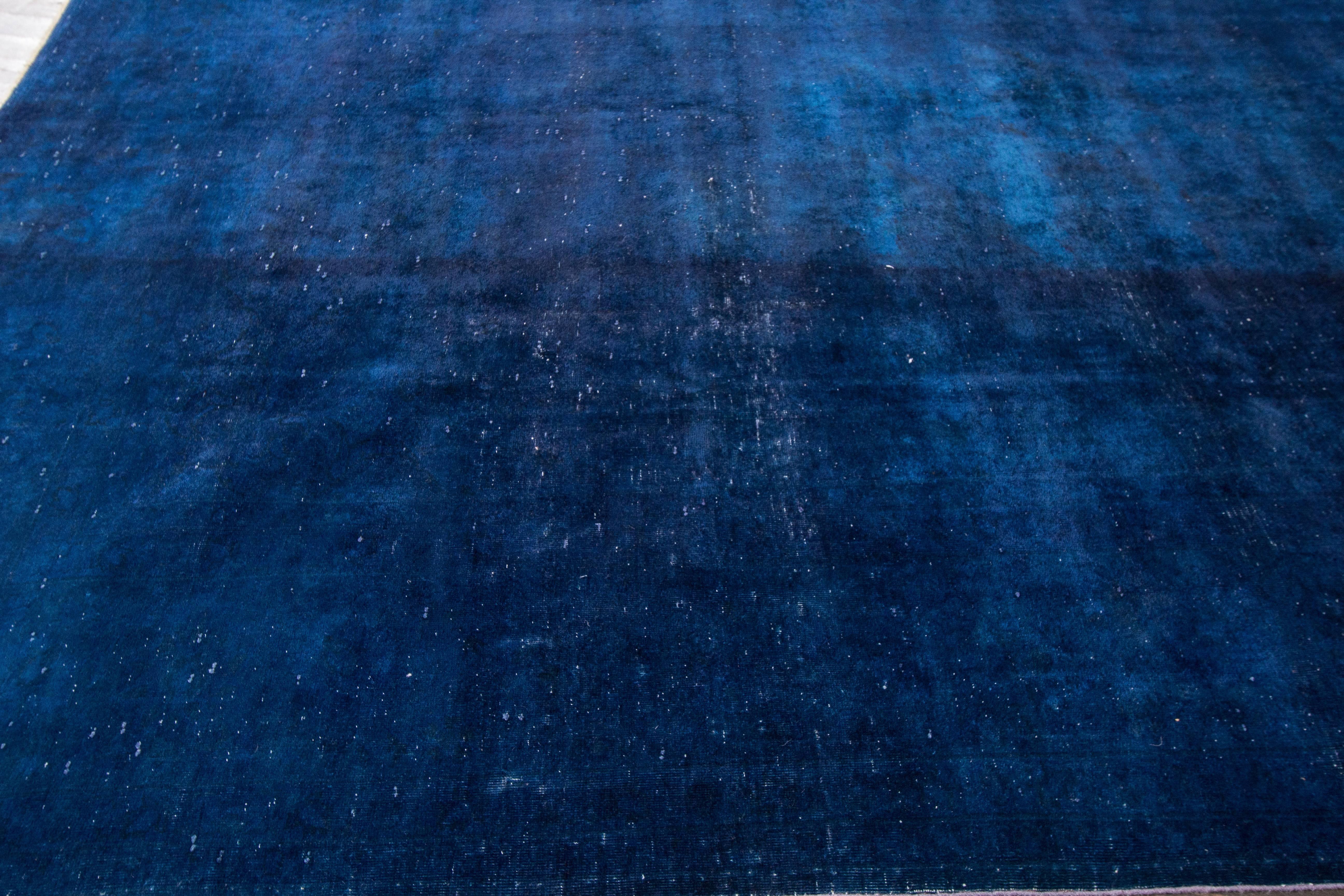 Blauer Overdyed-Teppich im Used-Stil in Blau im Zustand „Starke Gebrauchsspuren“ im Angebot in Norwalk, CT