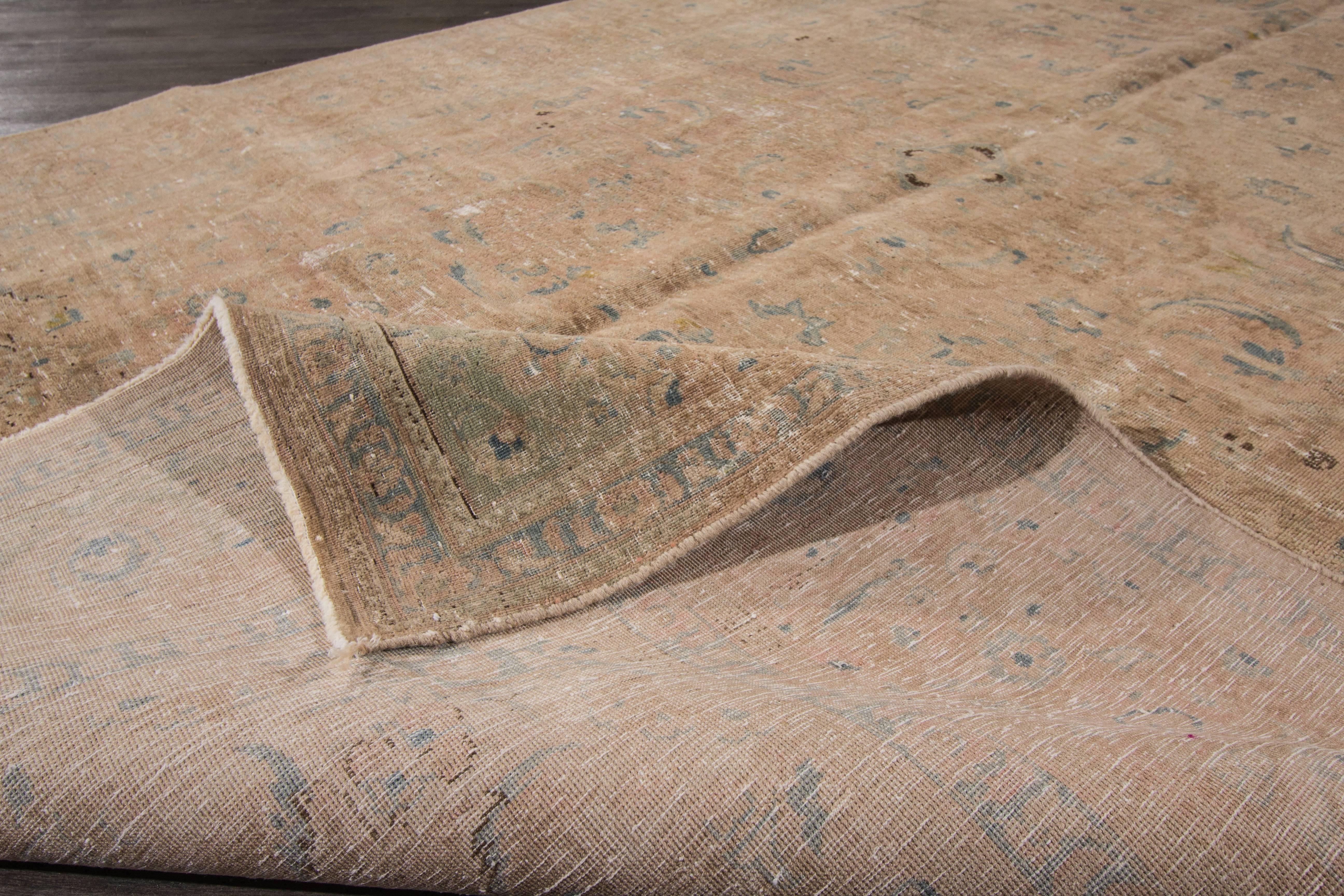 Dieser wunderschöne handgeknüpfte Kerman-Teppich im Used-Look wird Ihren Fußboden prächtig aussehen lassen. Diese Kollektion ist aus Wolle gefertigt. Seine Maße sind: 6'.3 x 10'.1
Dieser alte, strapazierte persische Kerman-Teppich wurde im Iran