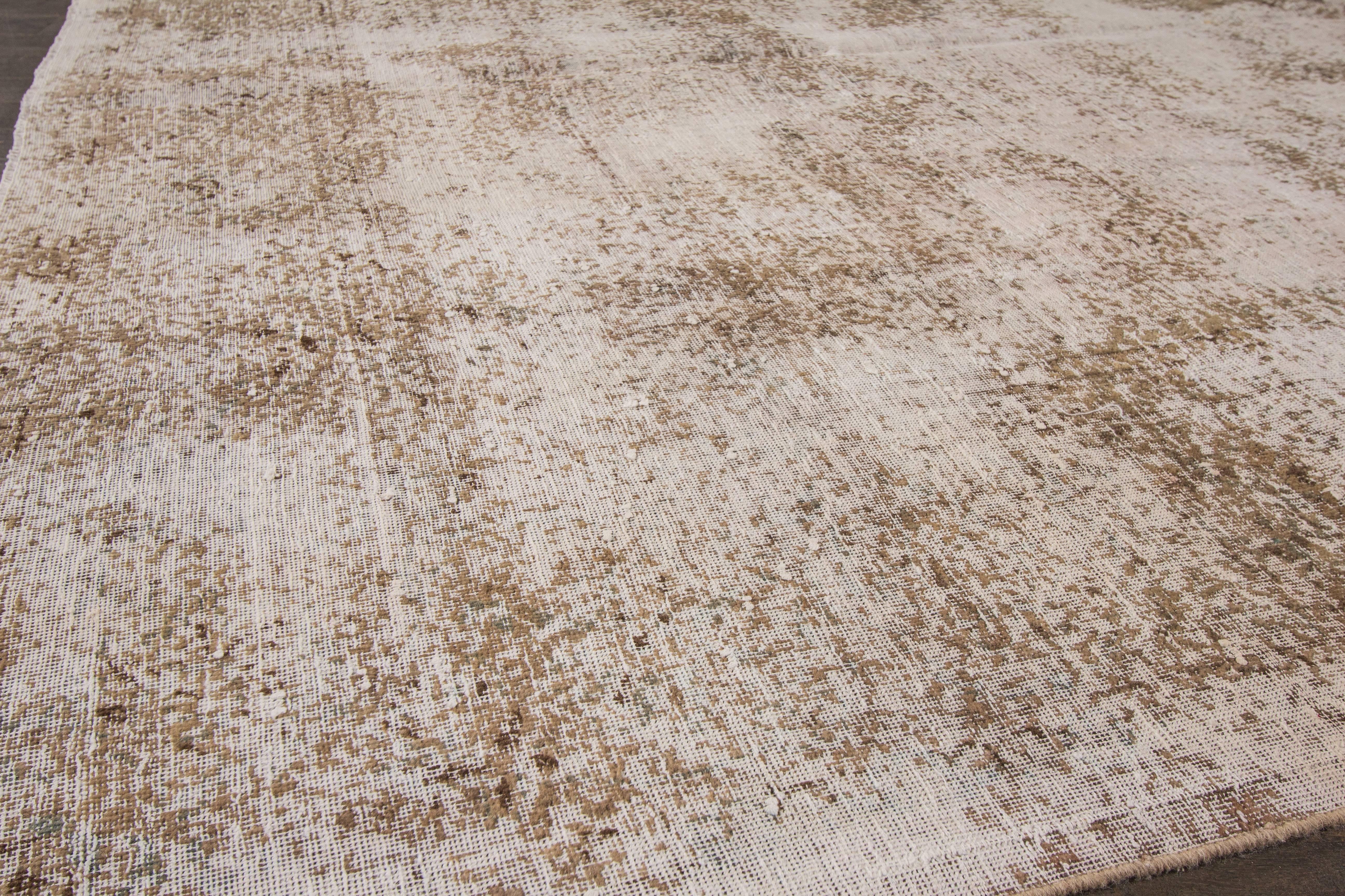 Dieser wunderschöne handgeknüpfte Vintage-Teppich im persischen Tabriz-Design wird Ihren Fußboden prächtig aussehen lassen. Diese Kollektion ist aus Wolle gefertigt. Seine Maße sind: 7'.10 x 11'.10
Dieser alte persische Täbriz-Teppich wurde im Iran