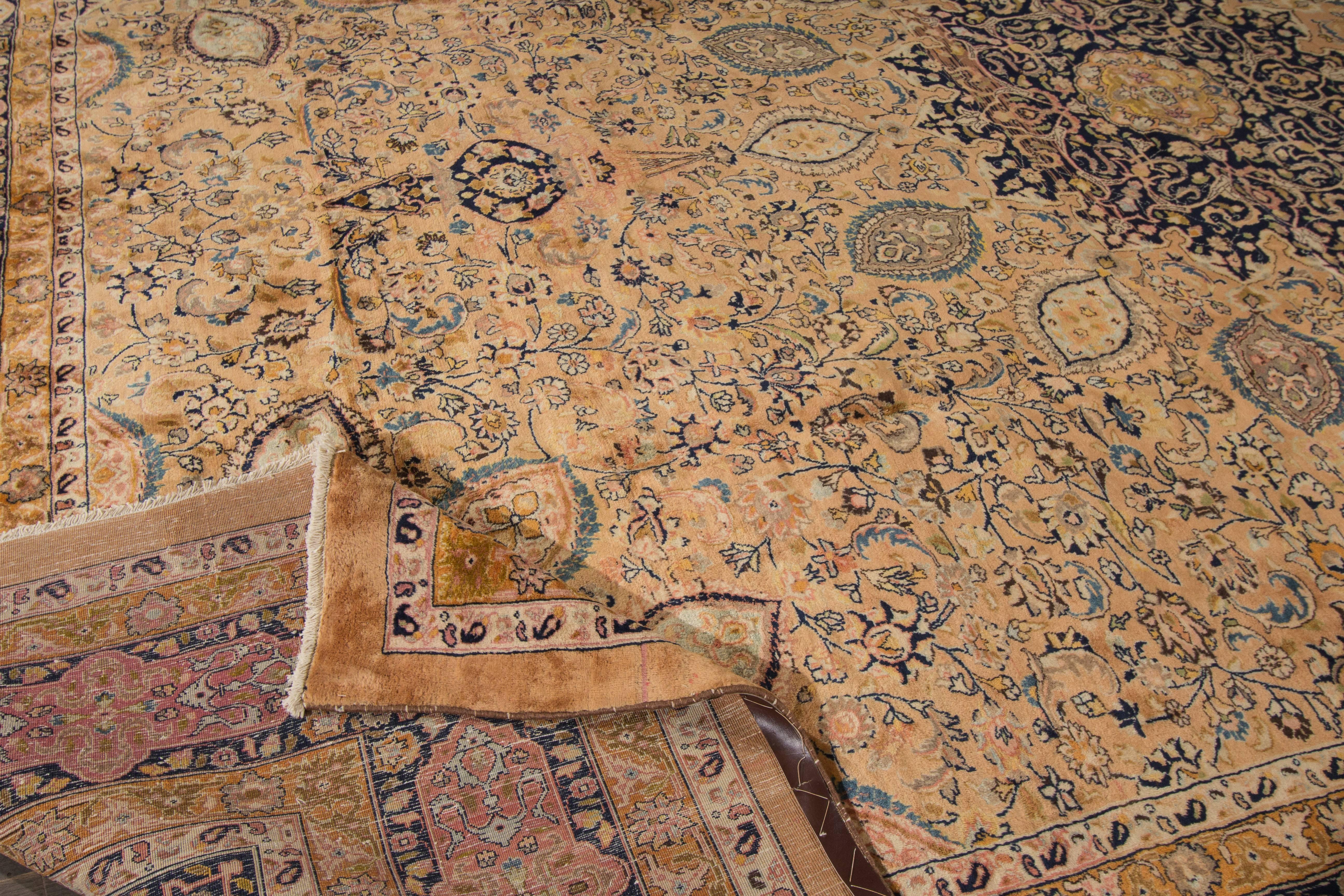 This beautiful Vintage Persian Mashad hand-knotted design rug will make your floor look splendid. This collection is made in wool. It's measures are: 13' x 18'7