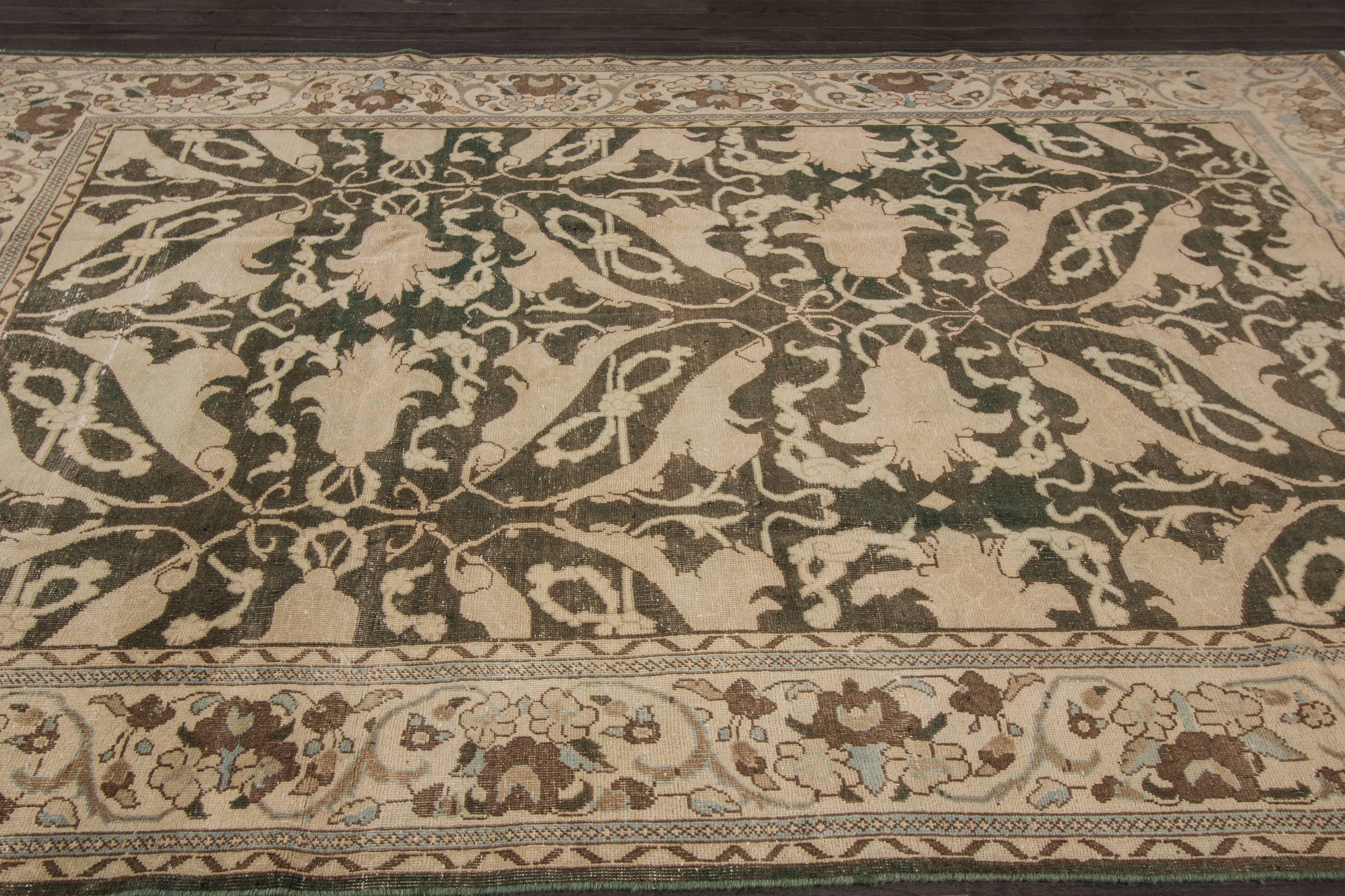 Dieser wunderschöne persische Tabriz-Teppich im handgeknüpften Design wird Ihren Boden prächtig aussehen lassen. Diese Kollektion ist aus Wolle gefertigt. Es ist Maßnahmen sind: 6'.10 x 10'.10
Dieser Täbriz-Teppich wurde im Iran hergestellt und