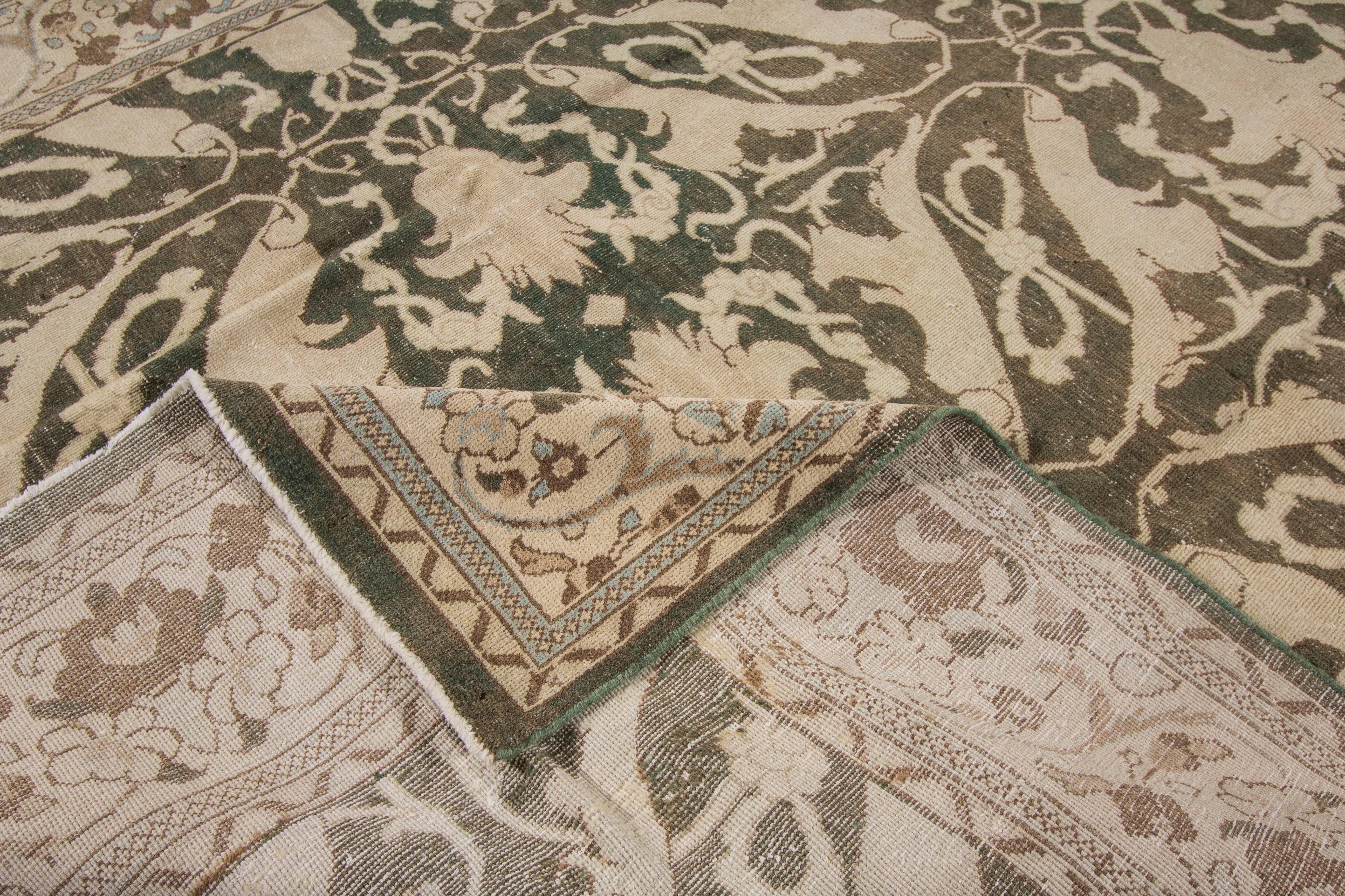 Persischer Tabriz-Teppich im Used-Look im Zustand „Starke Gebrauchsspuren“ im Angebot in Norwalk, CT