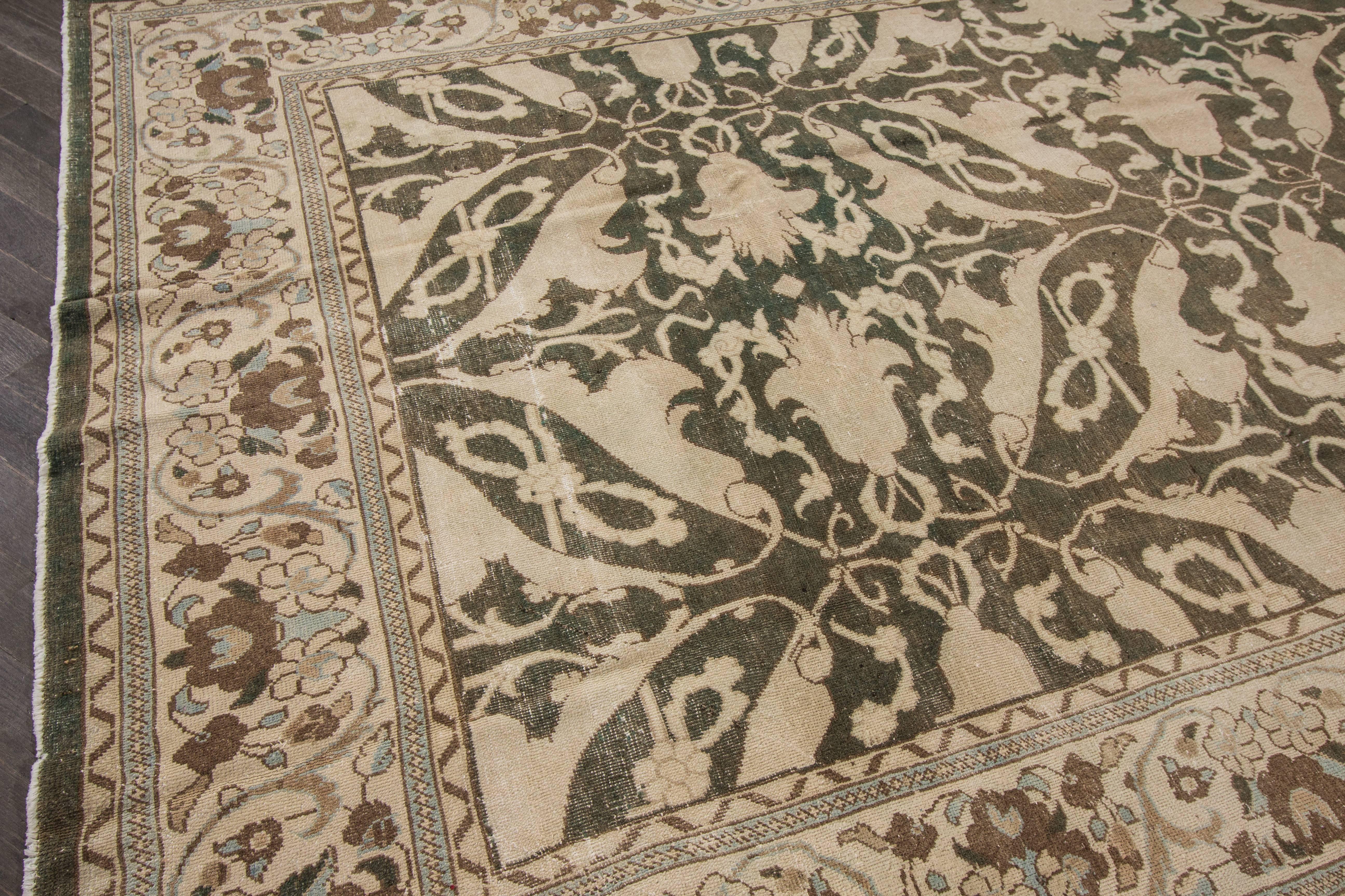 Persischer Tabriz-Teppich im Used-Look (Mitte des 20. Jahrhunderts) im Angebot