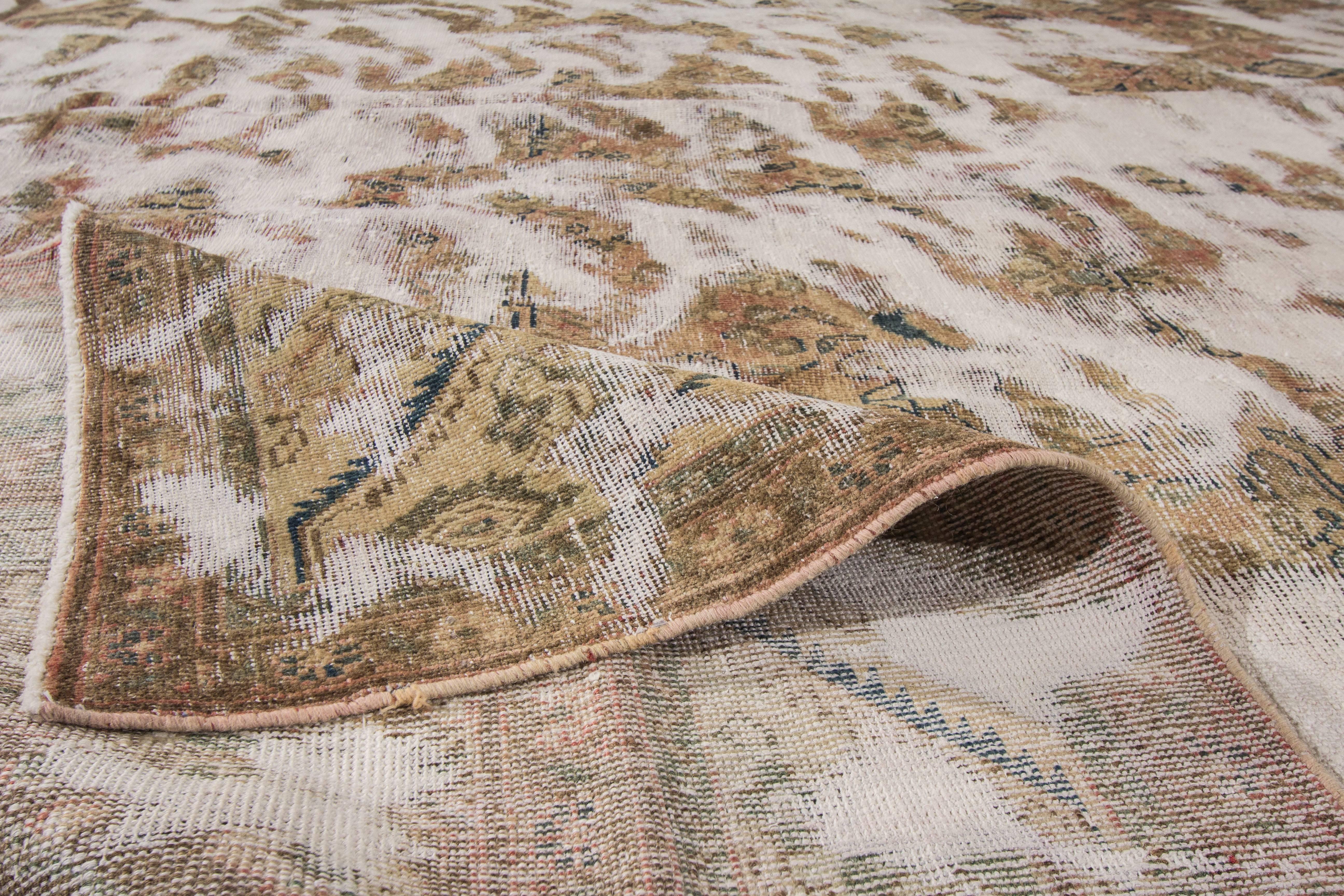 Dieser wunderschöne persische Täbriz-Teppich mit handgeknüpftem Muster wird Ihren Boden verschönern. Diese Collection'S ist aus Wolle gefertigt. Dieser Teppich aus Täbris zeigt ein Muster, das aus einem zentral angeordneten Medaillon besteht, das