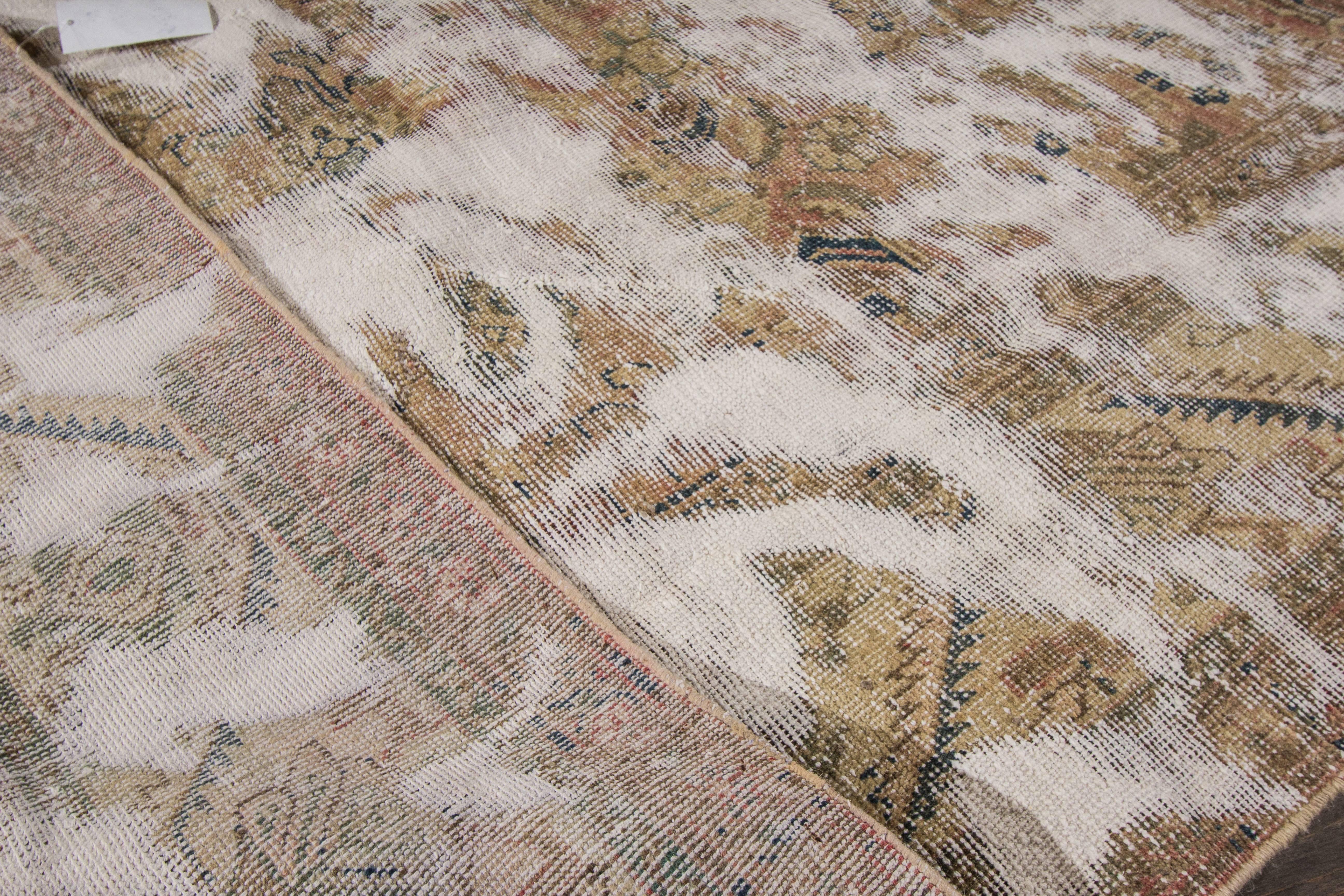Persischer Tabriz-Teppich im Used-Look im Zustand „Starke Gebrauchsspuren“ im Angebot in Norwalk, CT