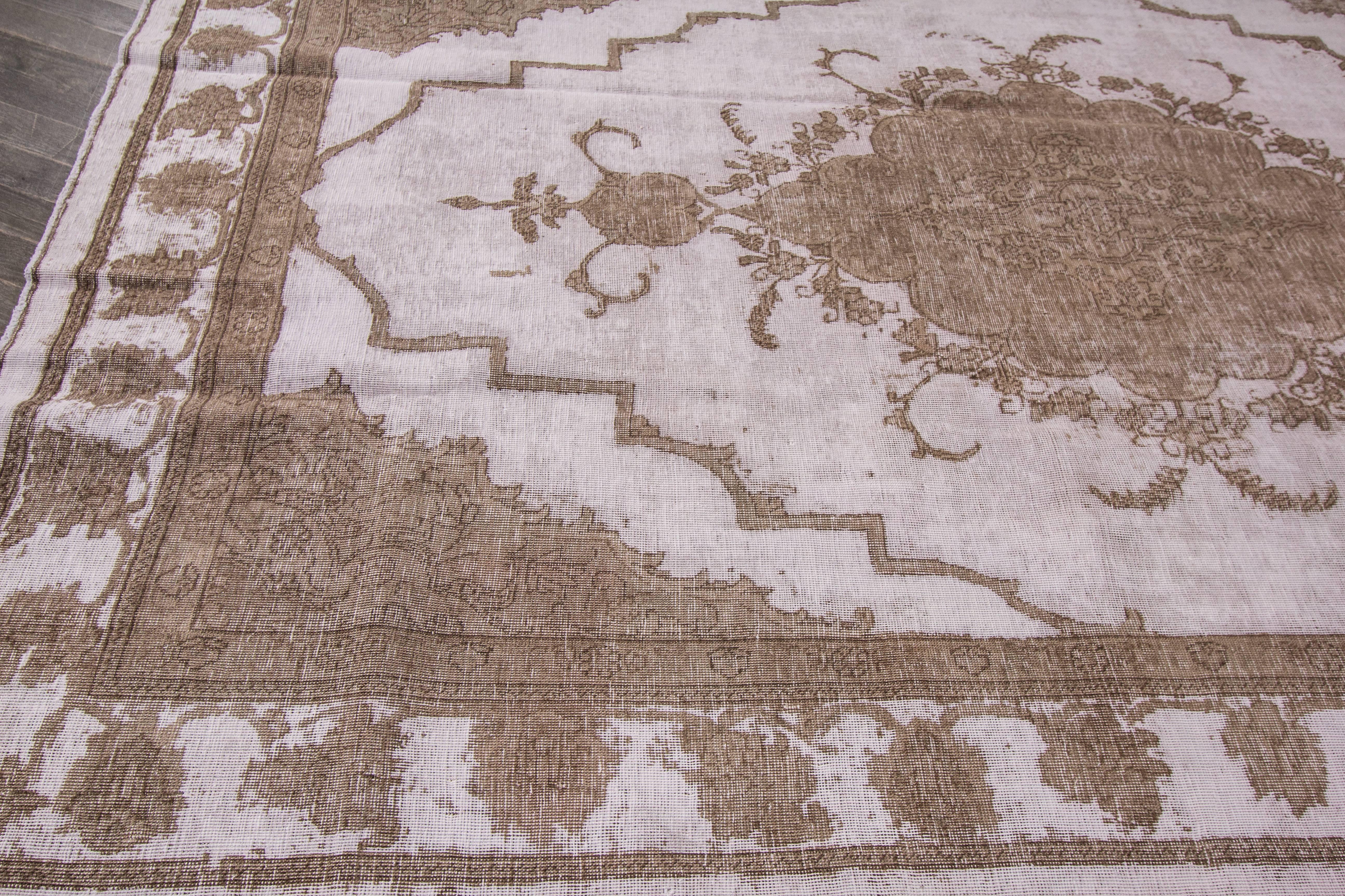 Persischer Täbriz-Teppich im Zustand „Starke Gebrauchsspuren“ im Angebot in Norwalk, CT