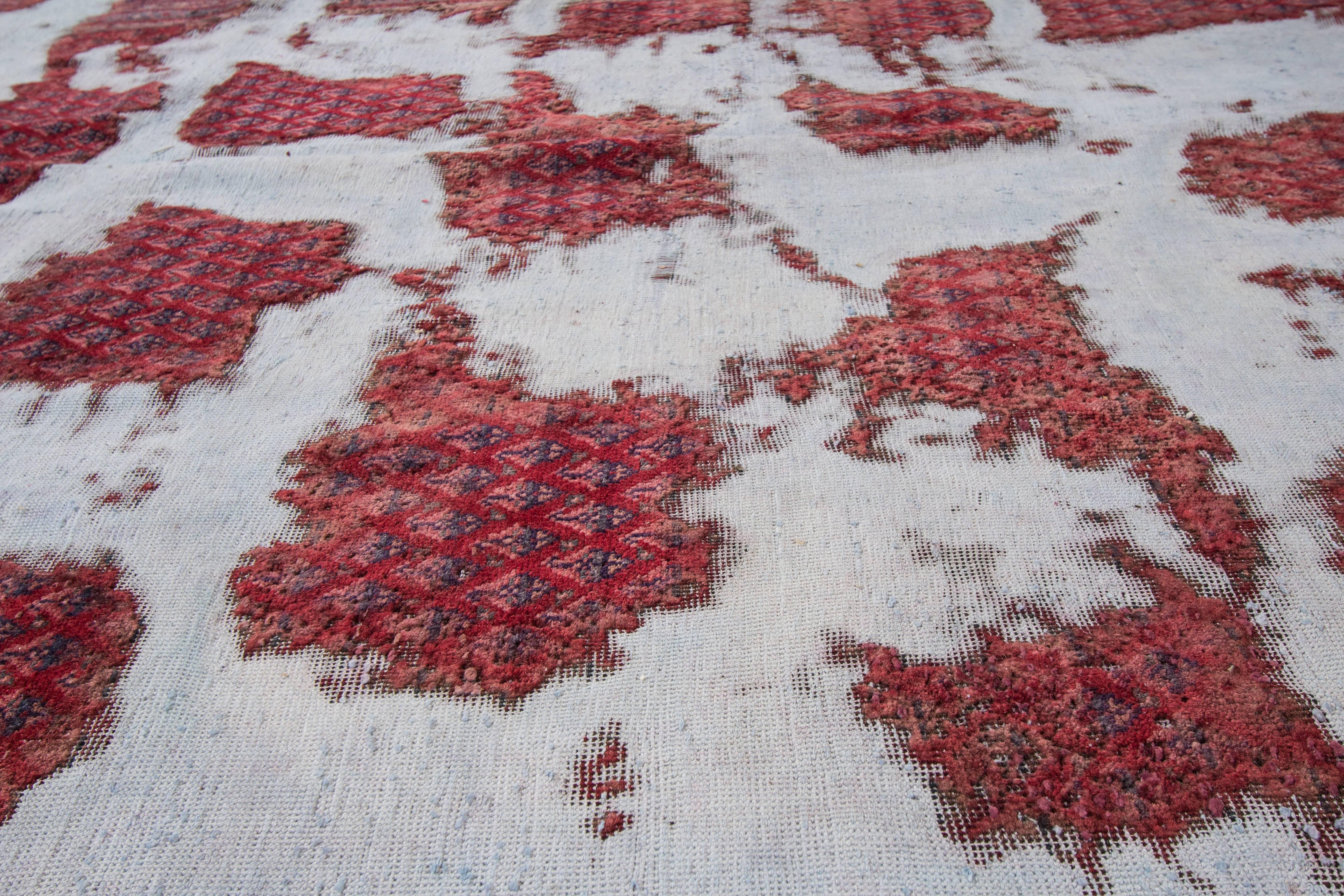 Dieser wunderschöne handgeknüpfte Teppich im Used-Look aus dem persischen Tabriz-Stil lässt Ihren Boden prächtig aussehen. Diese Collection'S ist aus Wolle gefertigt. Es ist Maßnahmen sind: 5'.10 x 12'.1
Dieser alte, beschädigte persische