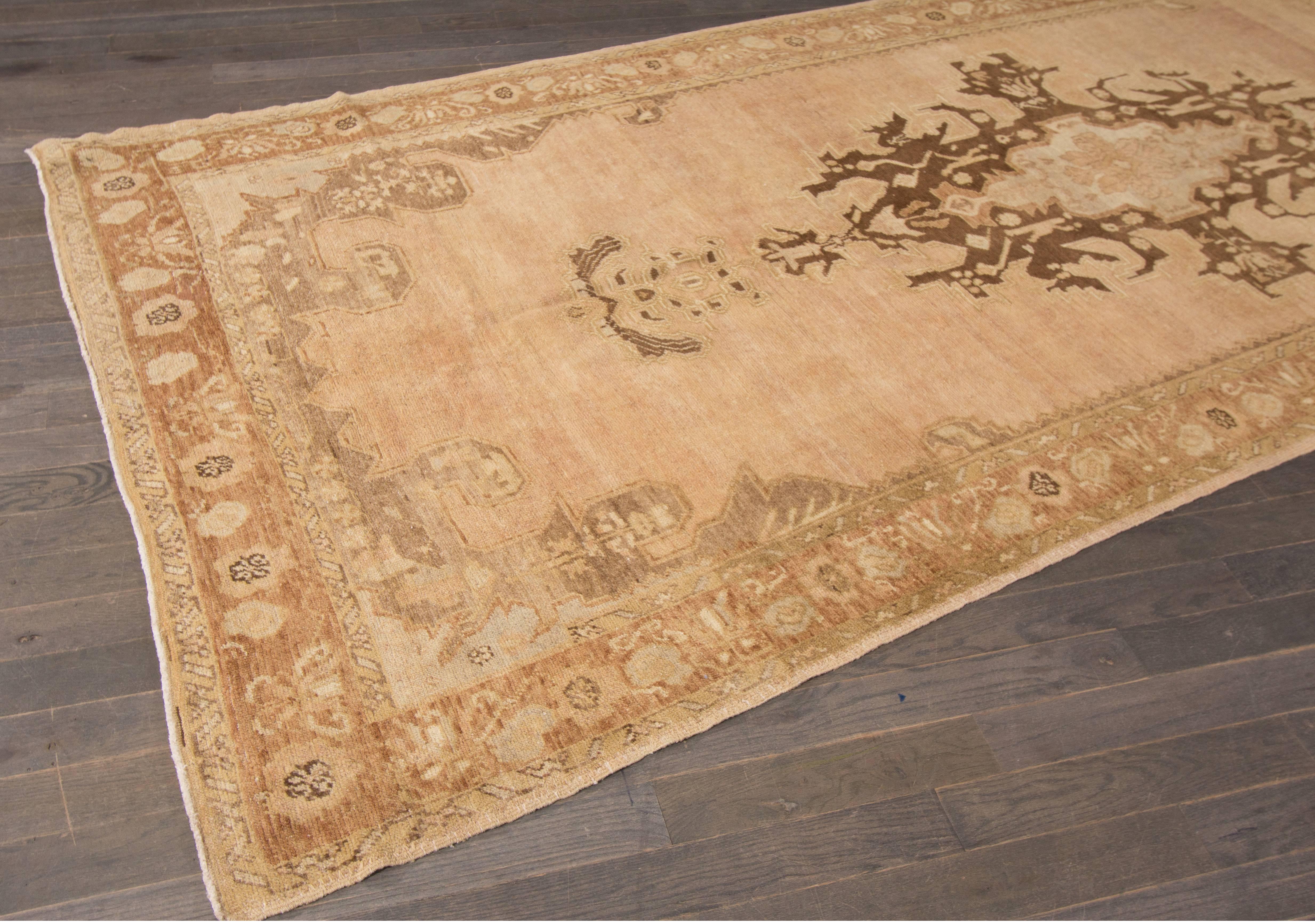 Dieser schöne antike Khotan-Teppich mit handgeknüpftem Design wird Ihren Fußboden prächtig aussehen lassen. Diese Kollektion ist aus Wolle gefertigt. Seine Maße sind: 5'.1 x 12'.5
Dieser antike Khotan-Teppich wurde in Turkestan hergestellt.