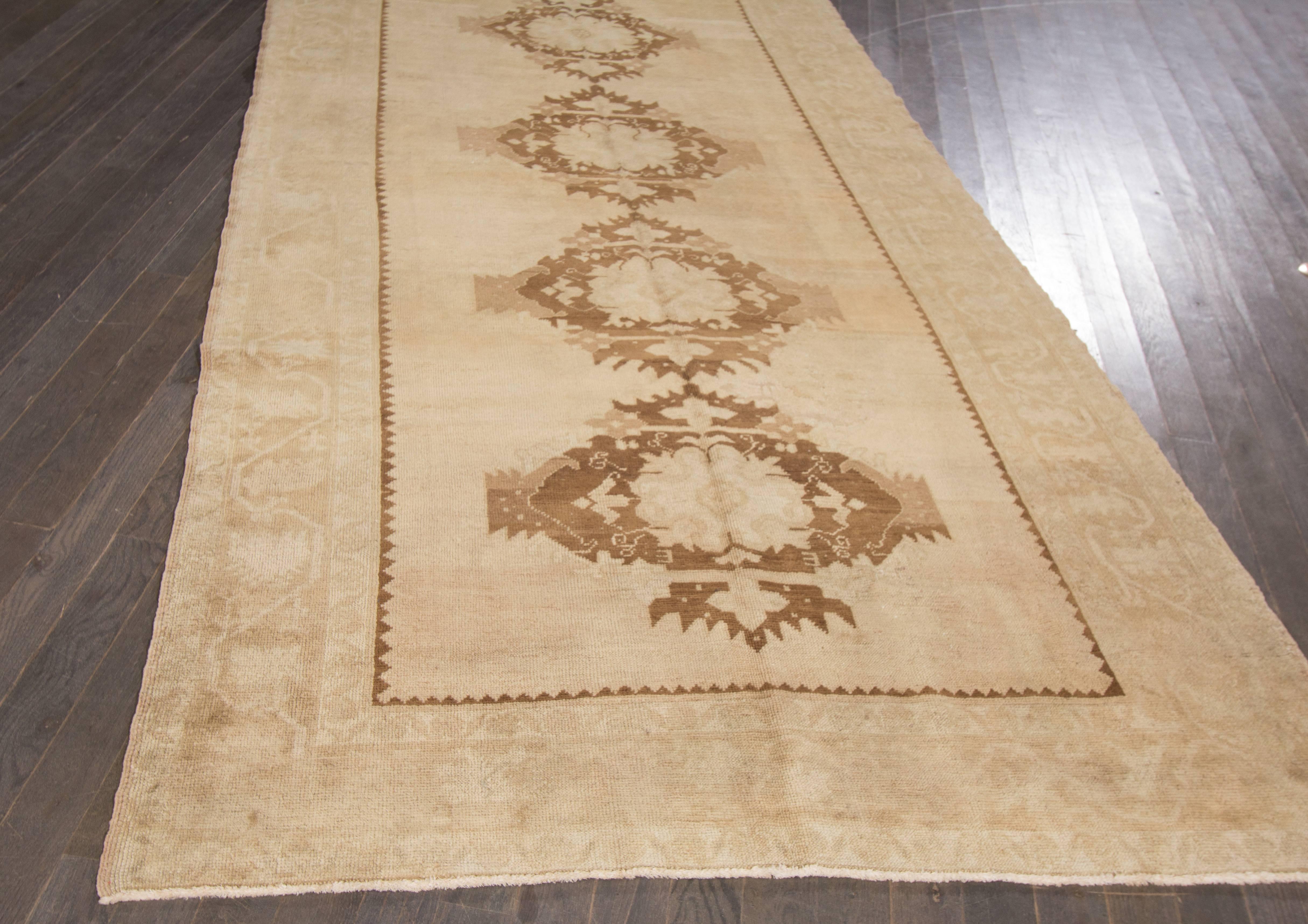 This beautiful antique Khotan hand-knotted design rug will make your floor look splendid. This collection is made in wool. It's measures are: 5'.2 x 10'.6
This antique Khotan rug was made in Turkestan.