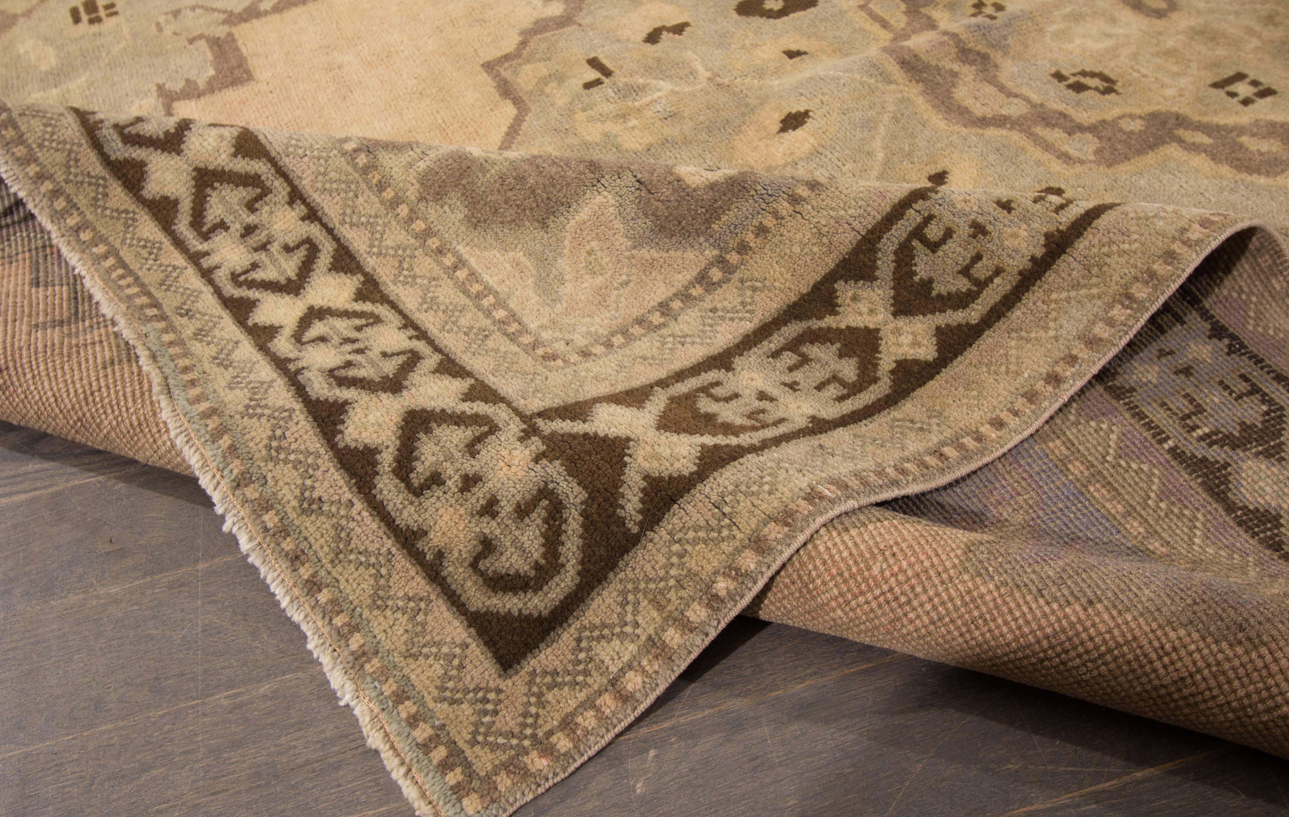 Antiker Khotan-Teppich im Zustand „Hervorragend“ im Angebot in Norwalk, CT