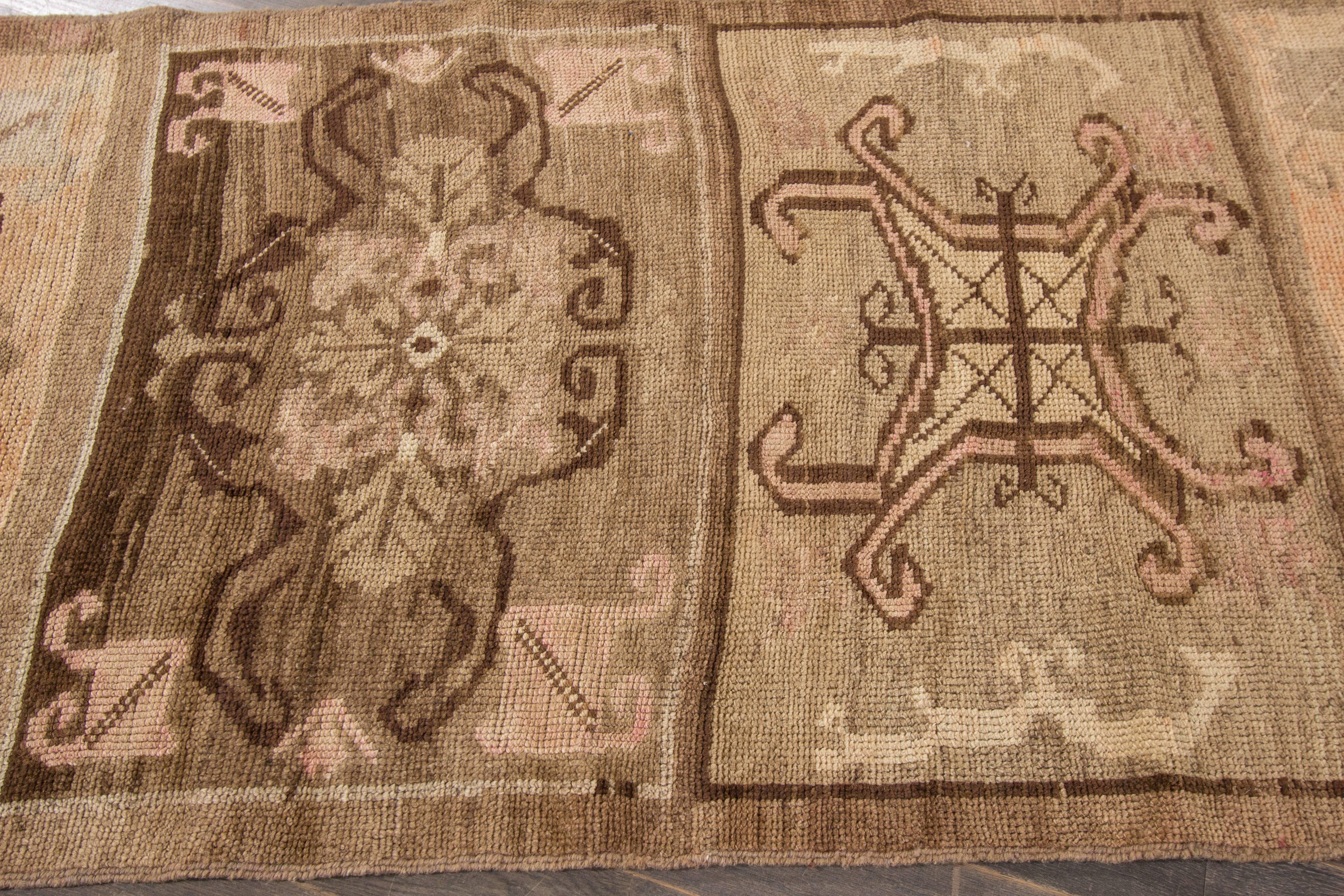Dieser schöne türkisch-anatolische handgeknüpfte Designteppich im Vintage-Stil wird Ihren Fußboden prächtig aussehen lassen. Diese Kollektion ist aus Wolle gefertigt. Seine Maße sind: 3'.1 x 11'.3
Dieser alte türkisch-anatolische Teppich wurde in