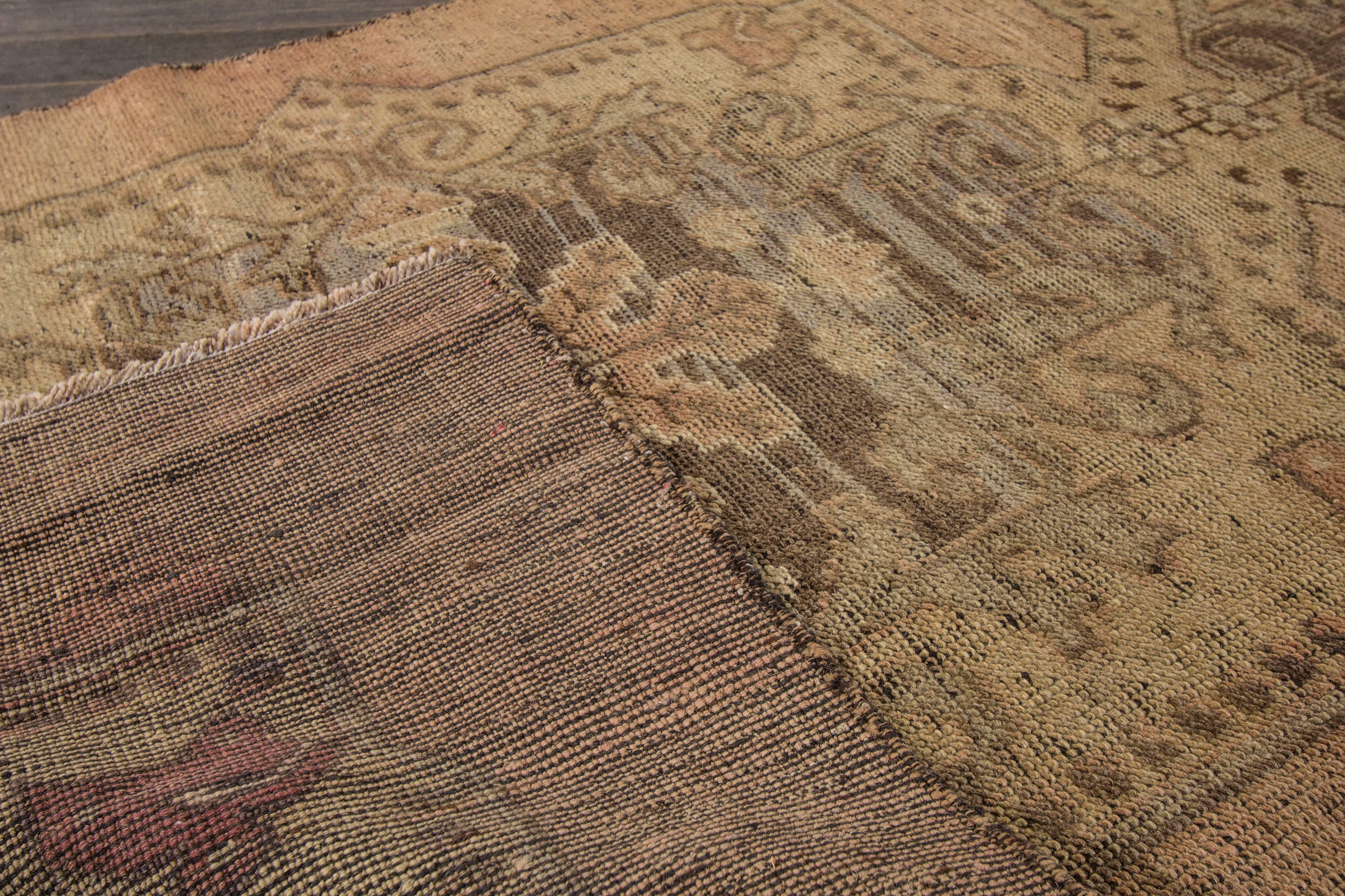 Dieser schöne türkisch-anatolische handgeknüpfte Designteppich im Vintage-Stil wird Ihren Fußboden prächtig aussehen lassen. Diese Kollektion ist aus Wolle gefertigt. Seine Maße sind: 3'.2 x 9'.9
Dieser alte türkisch-anatolische Teppich wurde in