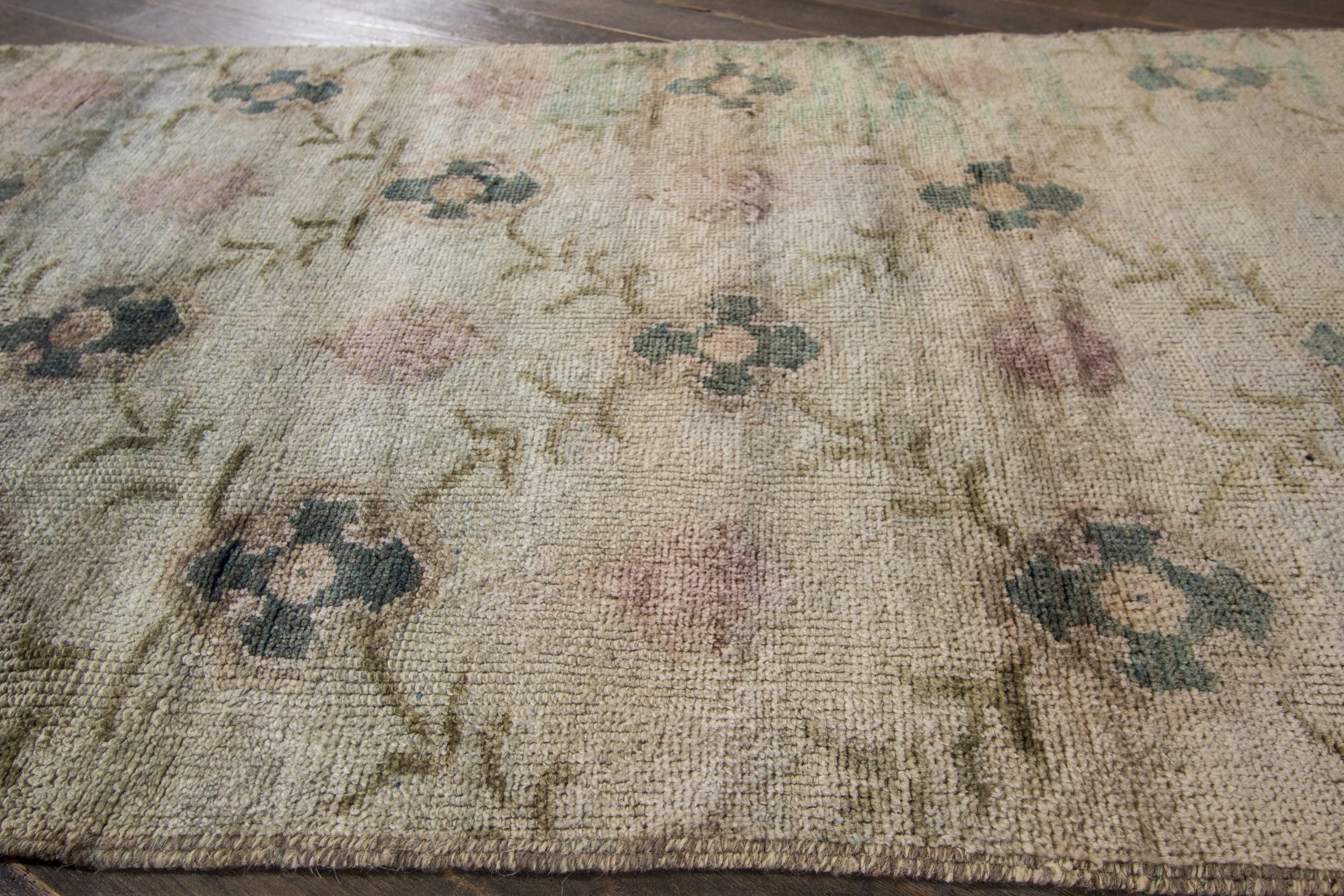 Magnifique tapis de course turc antique avec un motif floral sur toute la surface, avec des accents rose clair et vert. Ce tapis mesure 2' 8