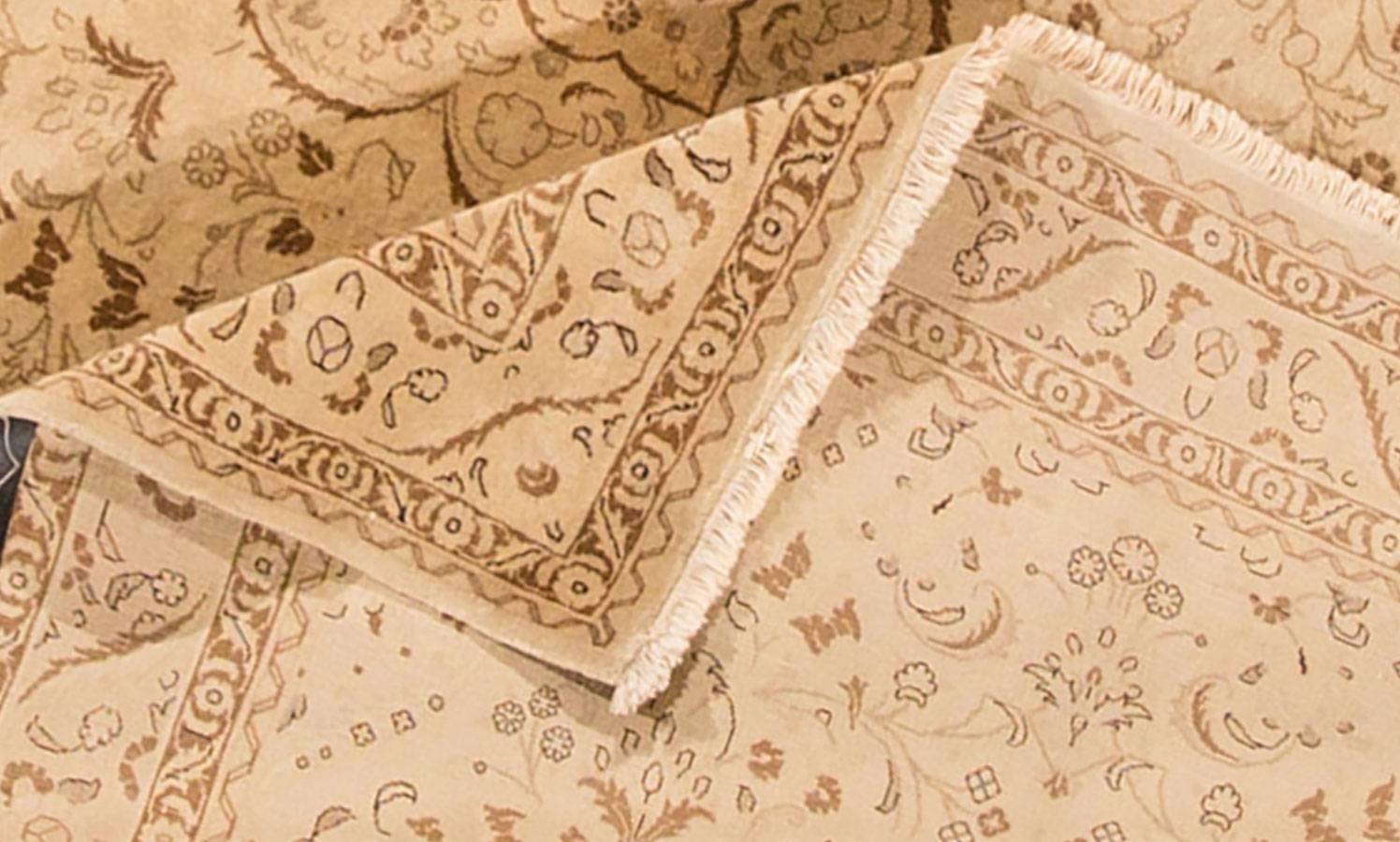 tapis persan Tabriz des années 1940 avec un champ beige et un motif traditionnel de médaillon dans un ton plus foncé. Mesures 4'8