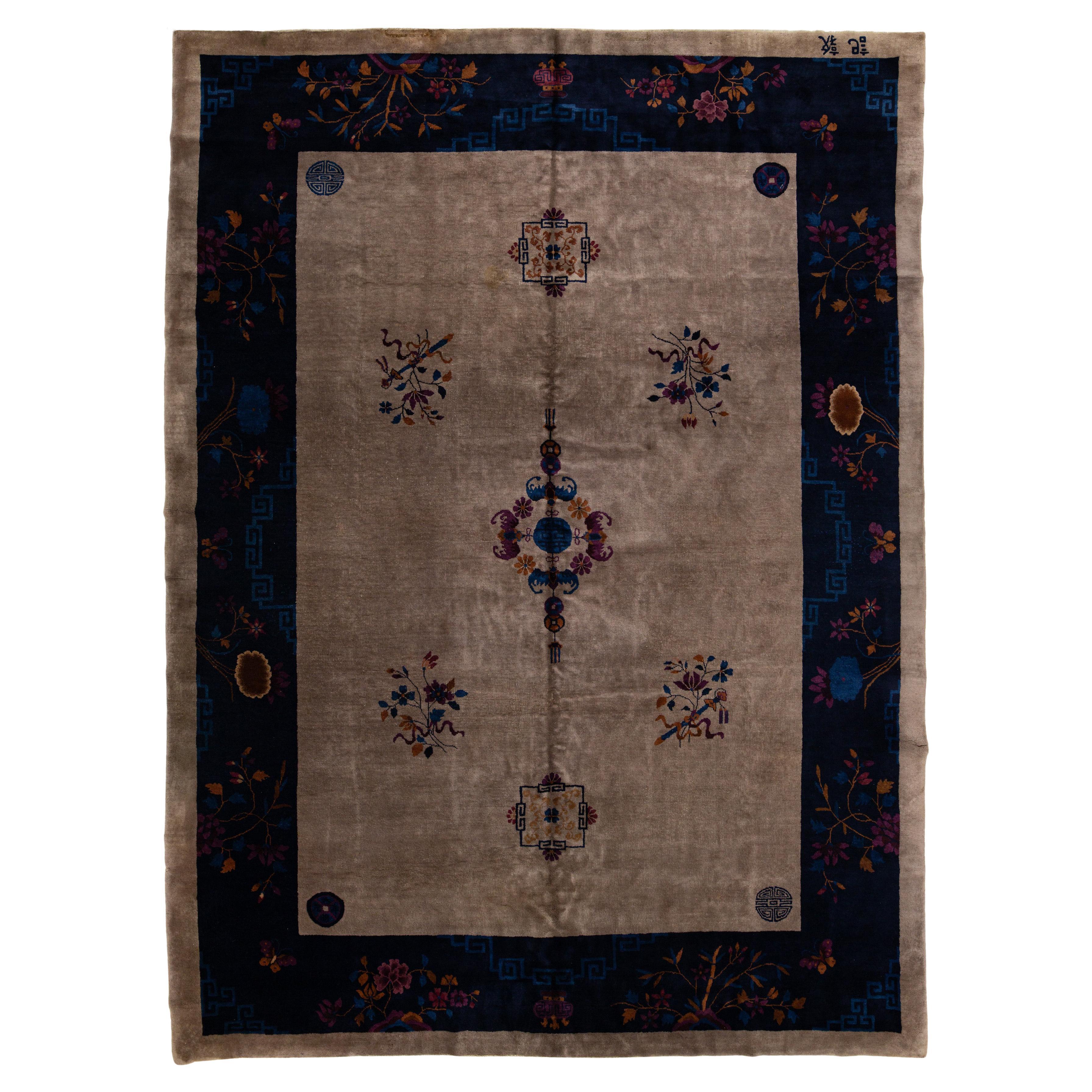 Antiker chinesischer handgefertigter antiker Pekinger Wollteppich in Blau und Braun mit Medaillonmuster
