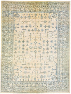 Tapis moderne Khotan en laine beige surdimensionné à motif entièrement recouvert fait à la main