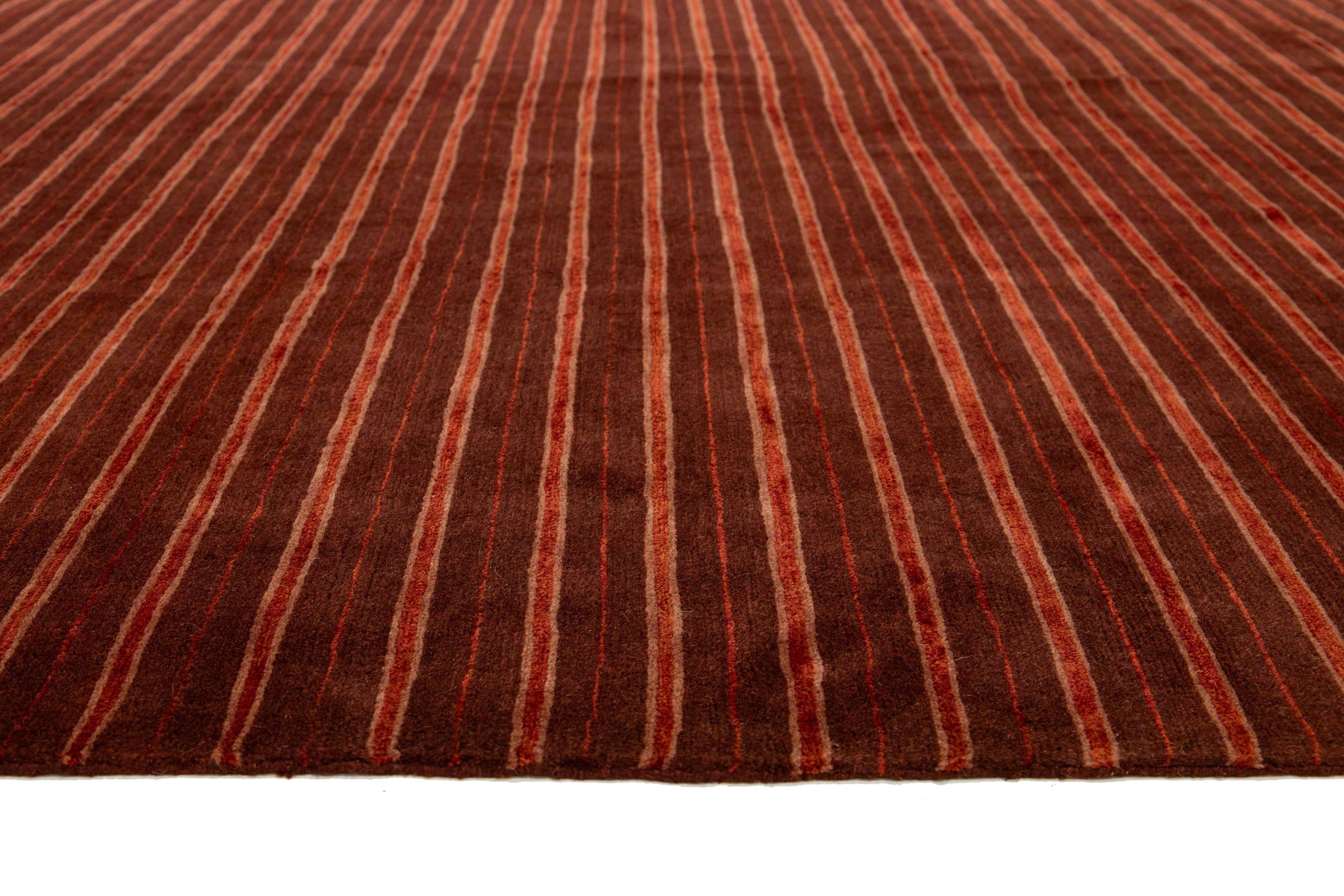 Moderner tibetischer Woll- und Seidenteppich in burgunderroter Farbe mit gestreiftem Design (Handgeknüpft) im Angebot