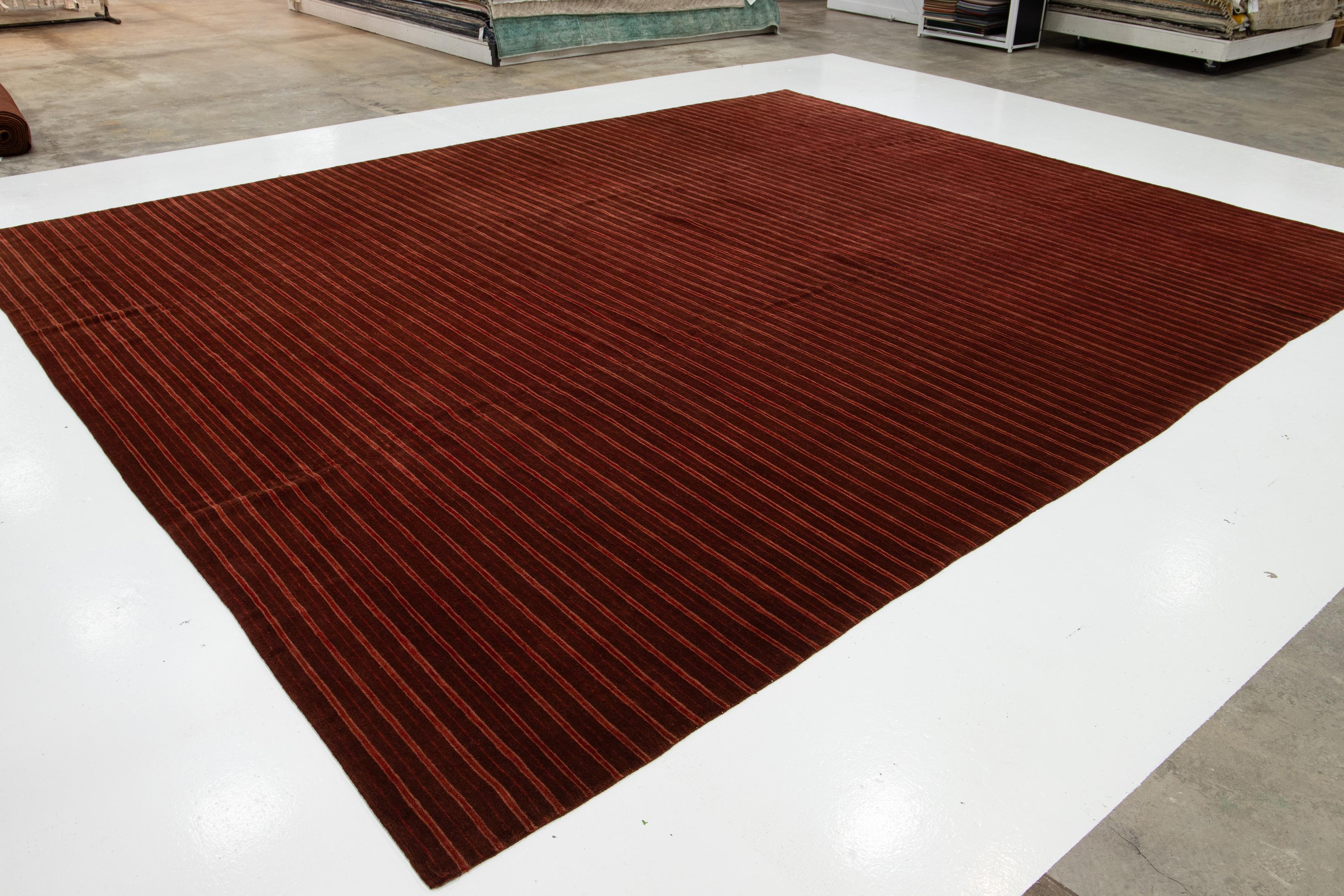 Moderner tibetischer Woll- und Seidenteppich in burgunderroter Farbe mit gestreiftem Design im Zustand „Neu“ im Angebot in Norwalk, CT