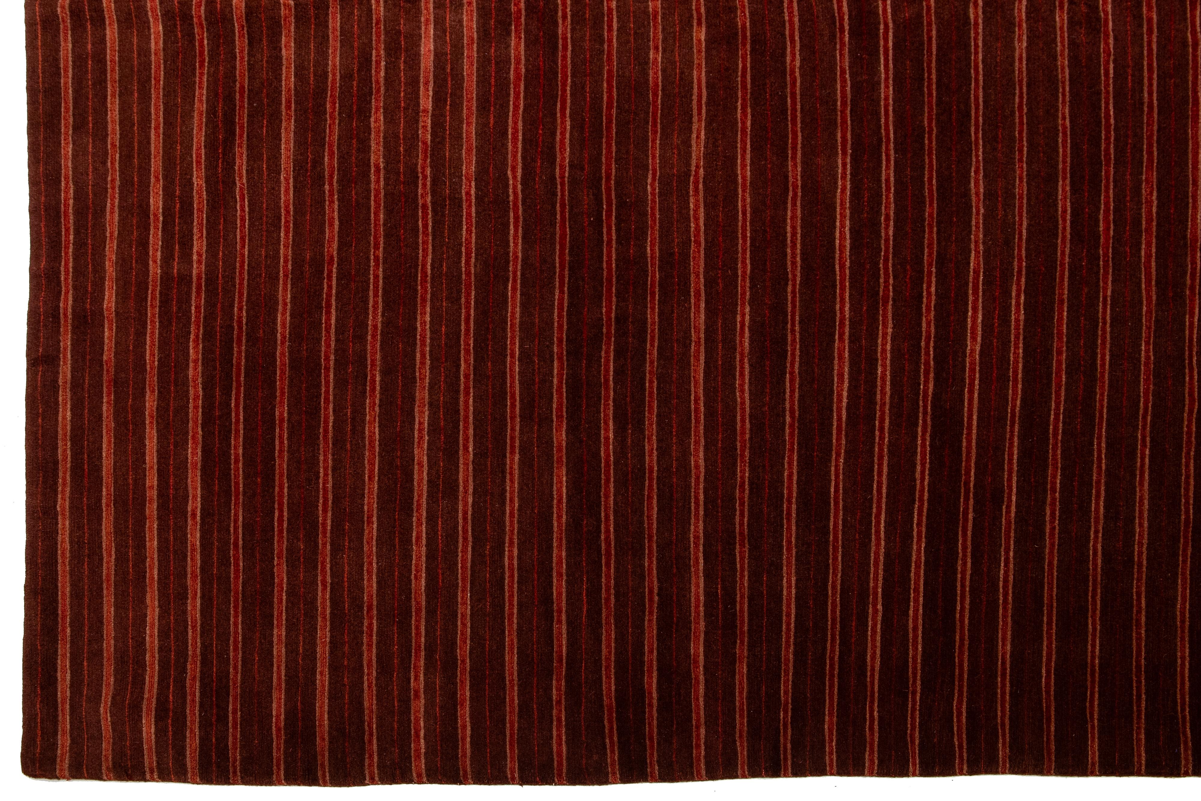 Moderner tibetischer Woll- und Seidenteppich in burgunderroter Farbe mit gestreiftem Design (Wolle) im Angebot