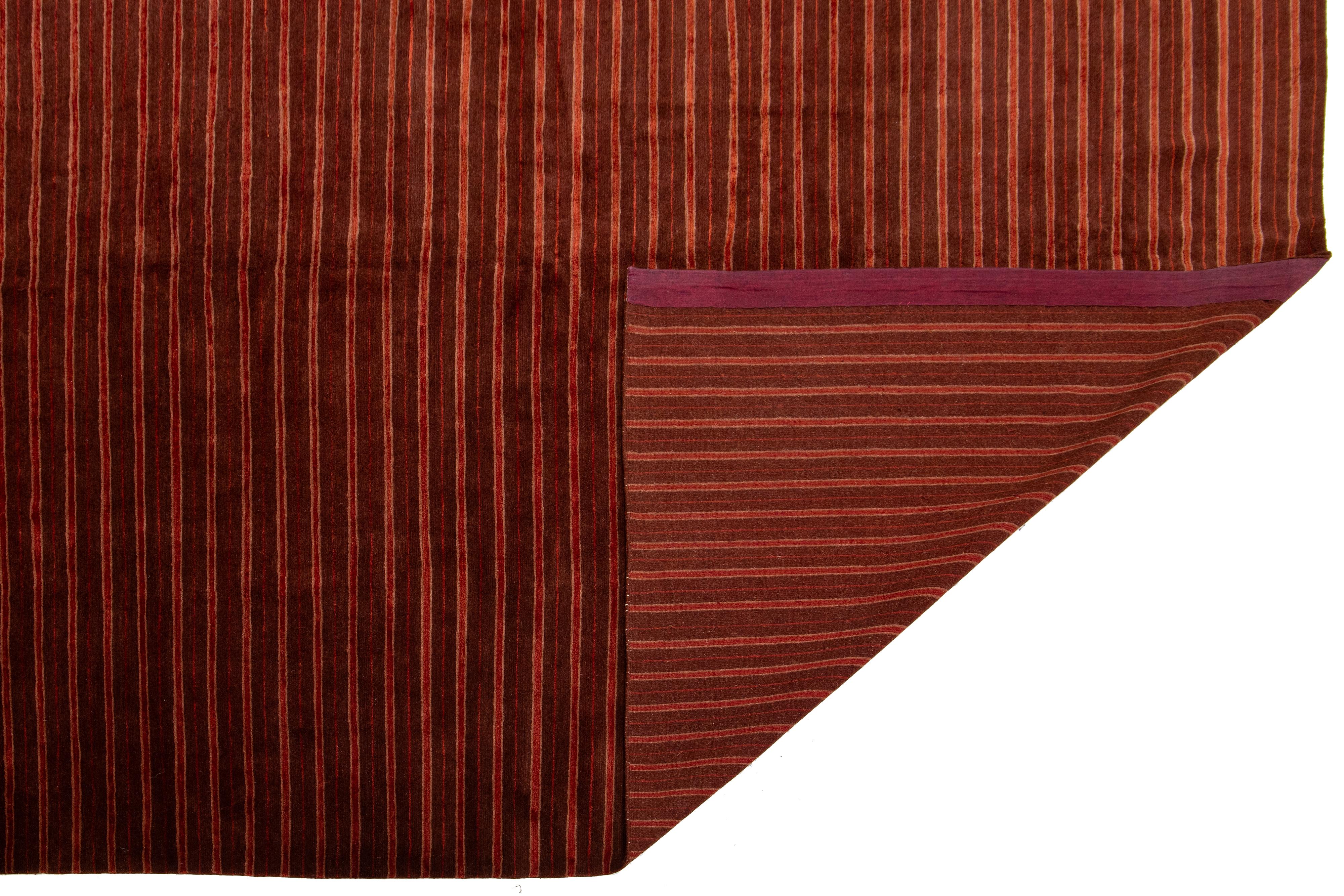 Moderner tibetischer Woll- und Seidenteppich in burgunderroter Farbe mit gestreiftem Design (Nepalesisch) im Angebot