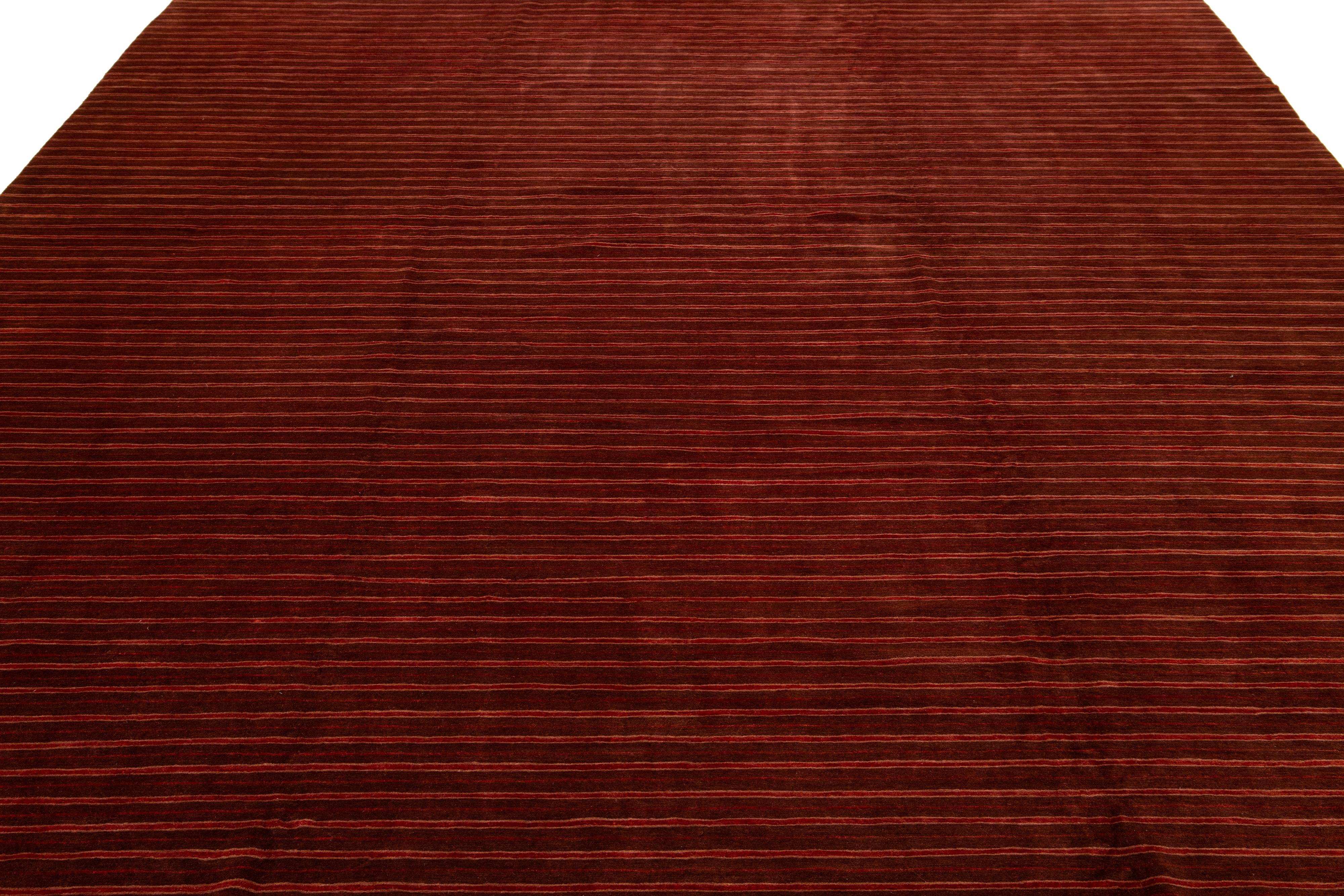 Moderner tibetischer Woll- und Seidenteppich in burgunderroter Farbe mit gestreiftem Design im Angebot 1
