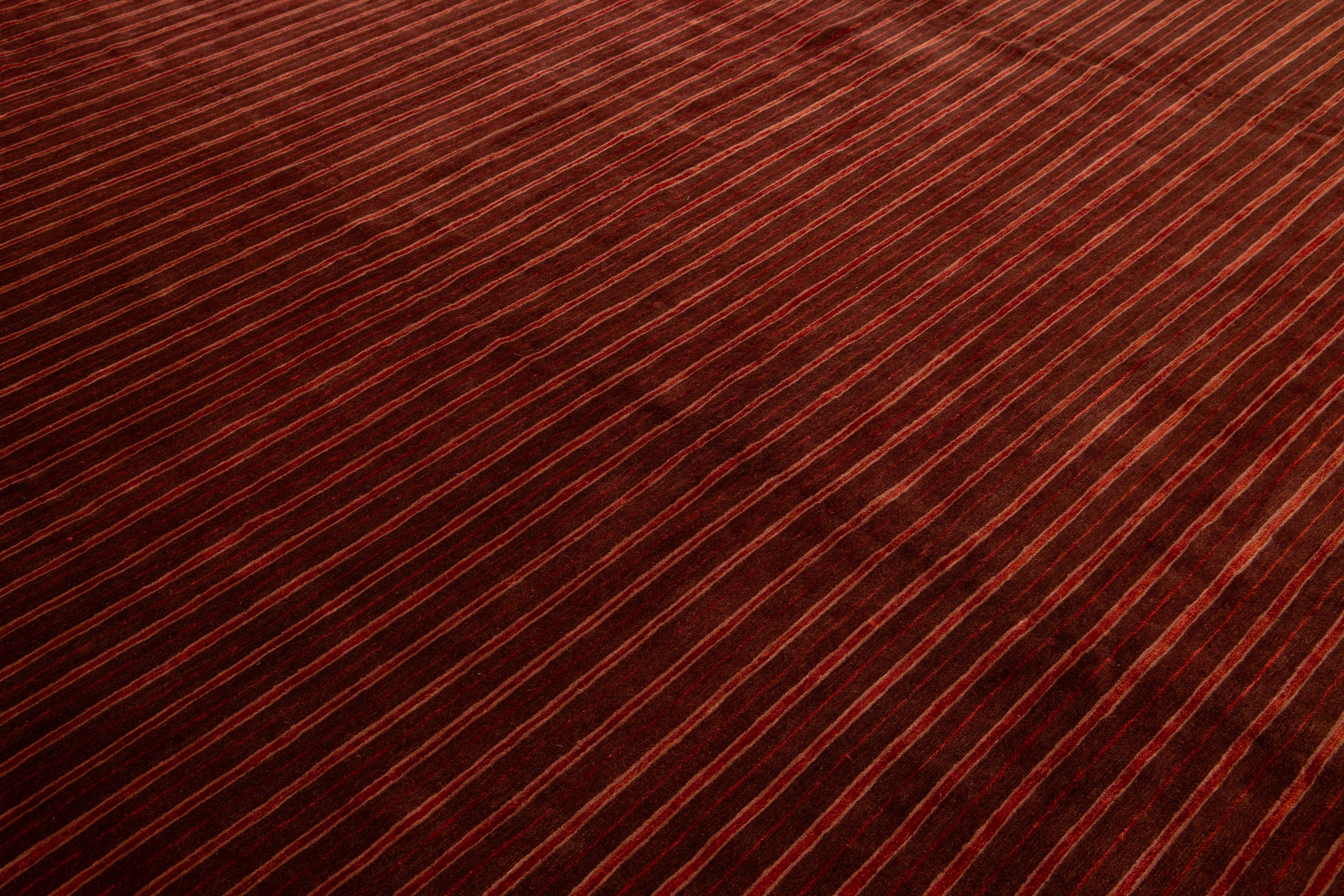 Moderner tibetischer Woll- und Seidenteppich in burgunderroter Farbe mit gestreiftem Design im Angebot 2