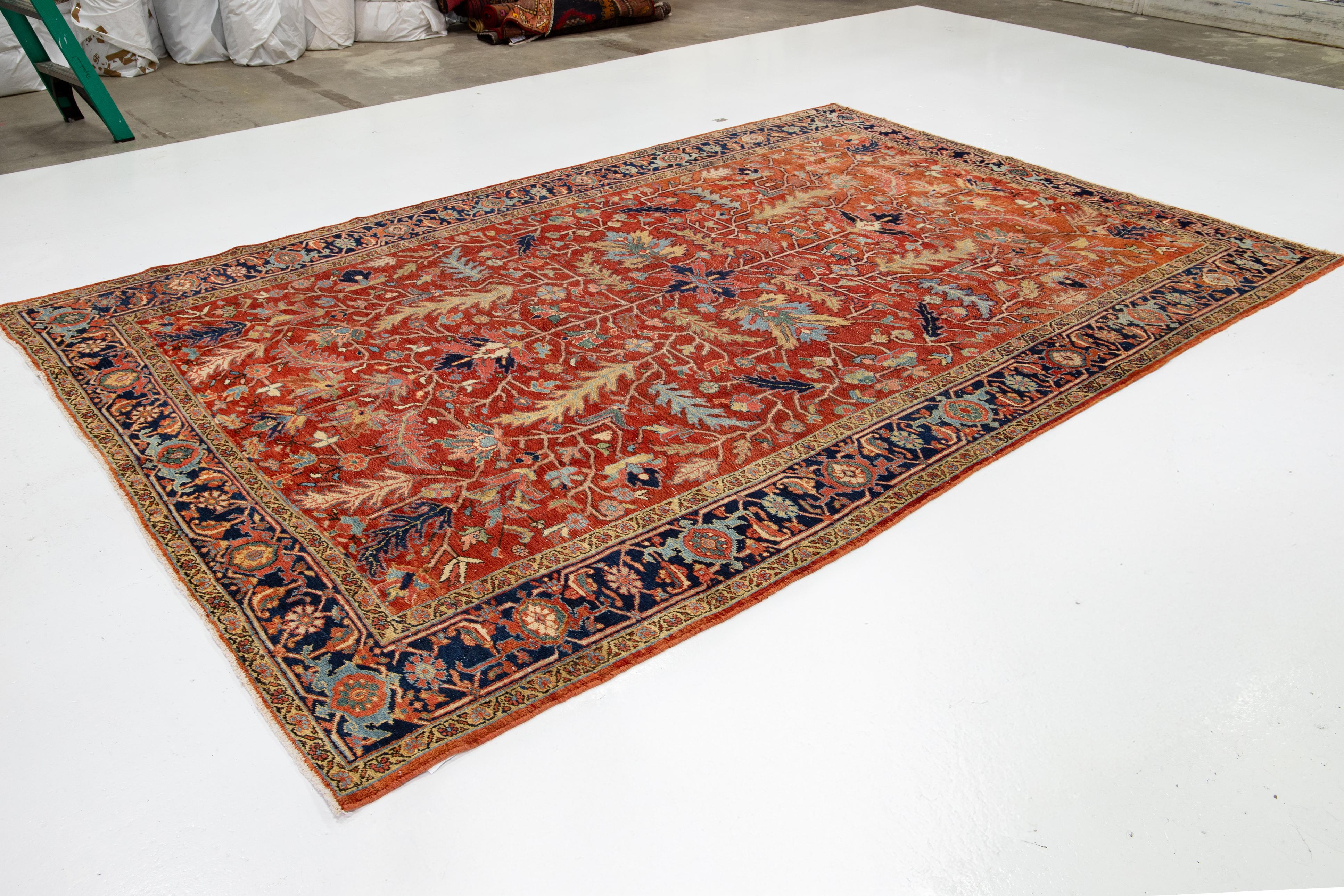 Noué à la main Tapis ancien persan Heriz en laine rouge à motifs floraux de la taille d'une pièce en vente