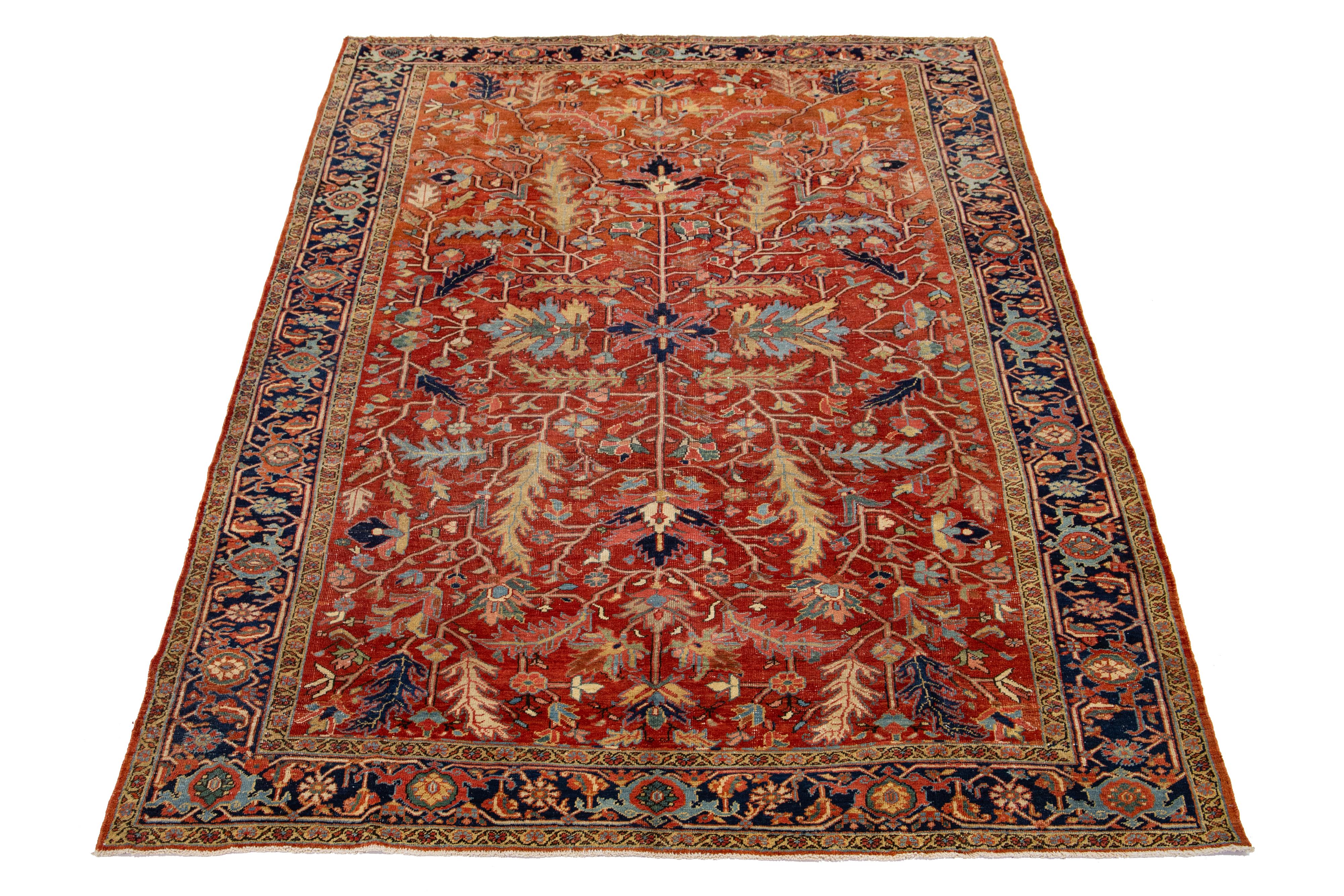 Découvrez le charme époustouflant de ce tapis ancien en laine persane Heriz noué à la main. Avec ses couleurs vibrantes se détachant sur un fond rouge profond, cette pièce exceptionnelle ne manquera pas de faire une impression audacieuse dans
