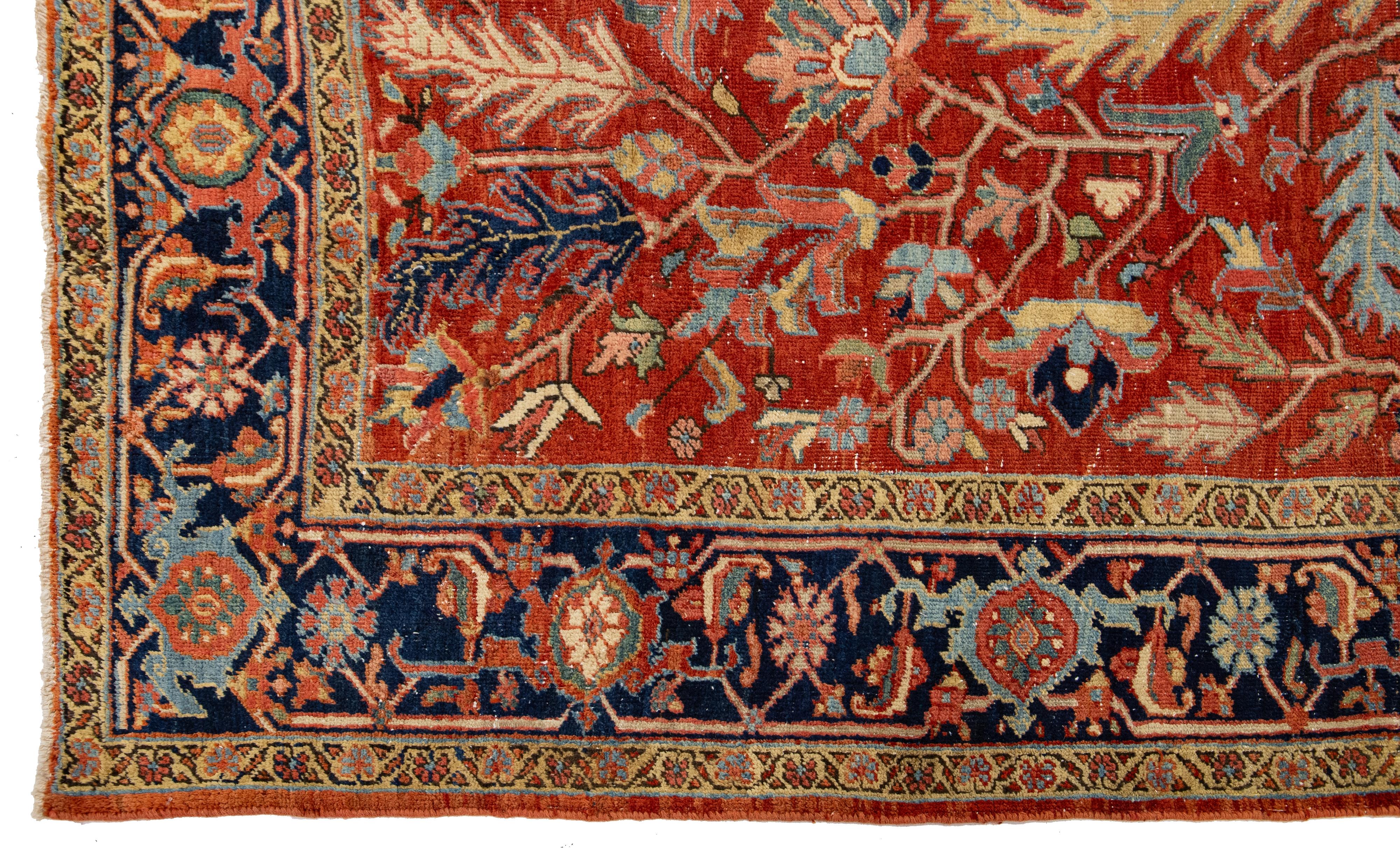 20ième siècle Tapis ancien persan Heriz en laine rouge à motifs floraux de la taille d'une pièce en vente