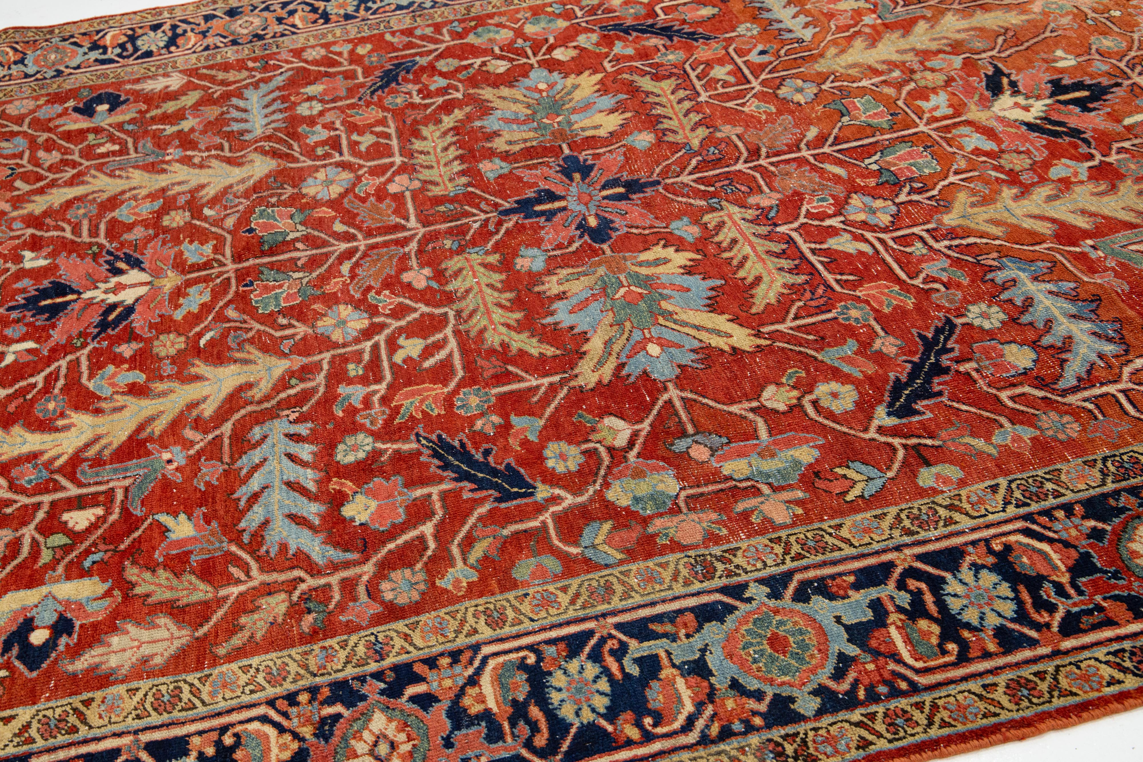 Tapis ancien persan Heriz en laine rouge à motifs floraux de la taille d'une pièce Bon état - En vente à Norwalk, CT